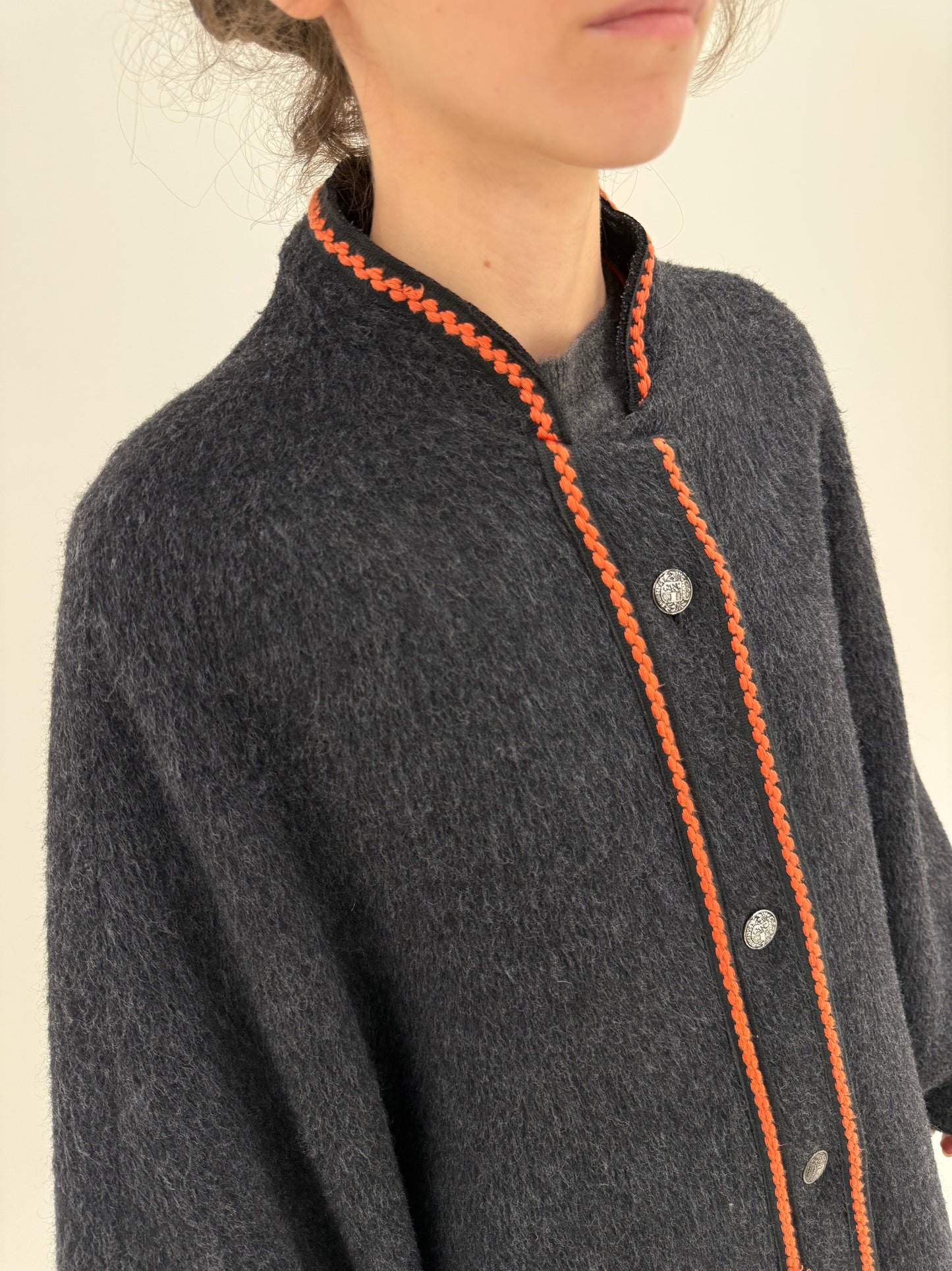 Capa groasă din lana și mohair cu inserții oranj pudrat super călduroasă