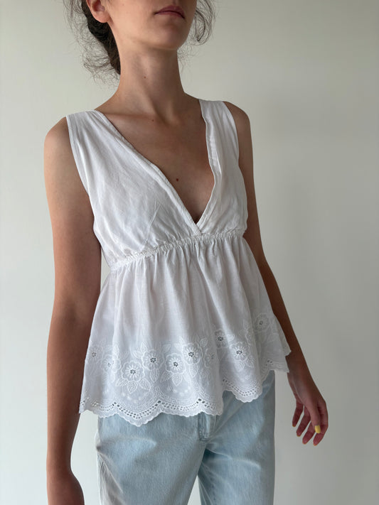 Top peplum cu talie ultra înaltă marcată și broderie anglaise