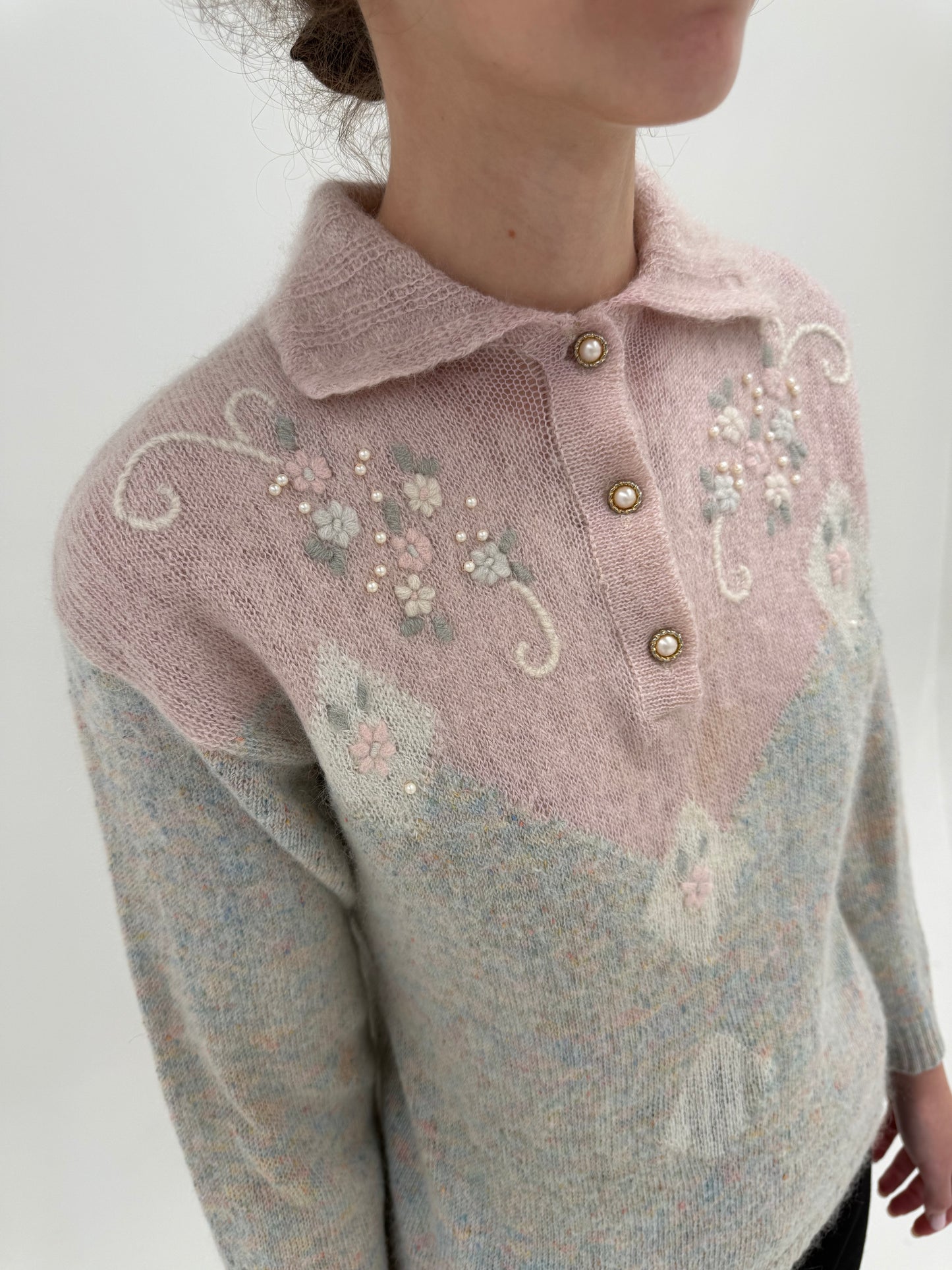 Pulover vintage cu broderie manuală și aplicații din lana și mohair în culori pudrate