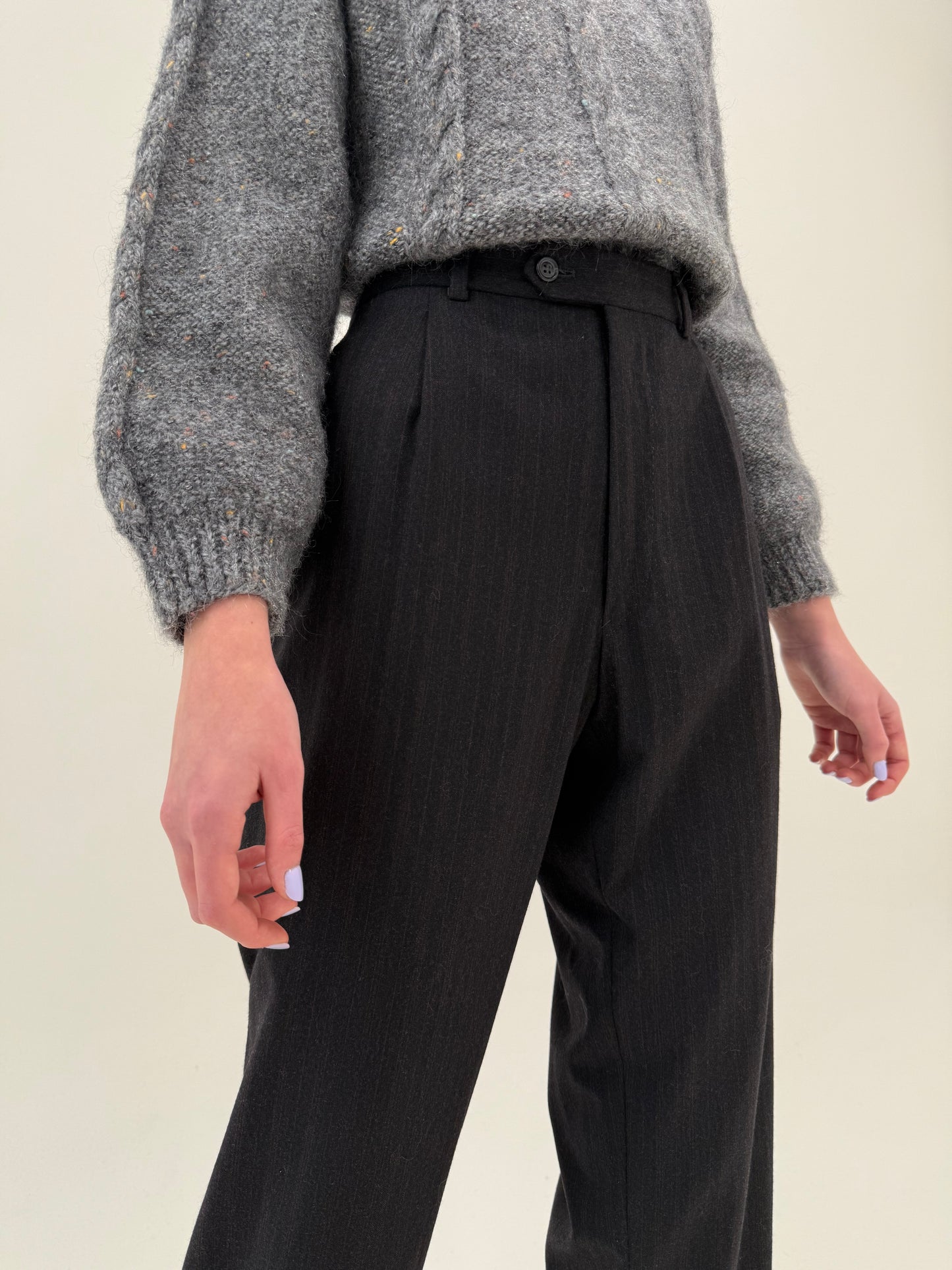 Pantaloni din lana extrafina cu dungi fine verticale dark red si pense