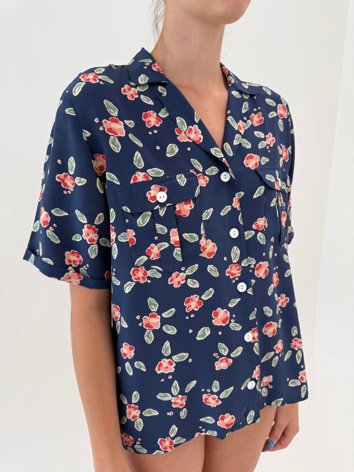 Cămașa din mătase naturală Navy cu print floral stilizat