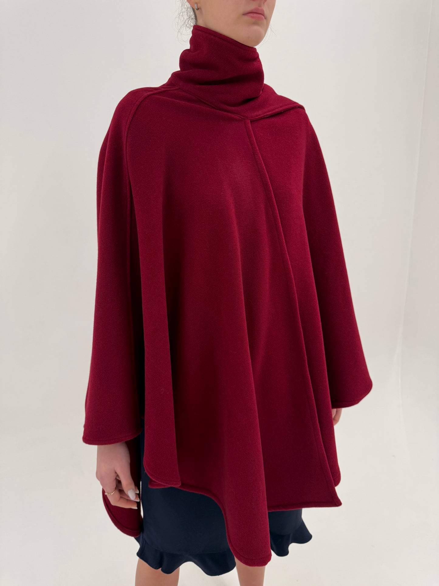 Capa dark cherry red din stofă extrem de fină cu eșarfă atașată