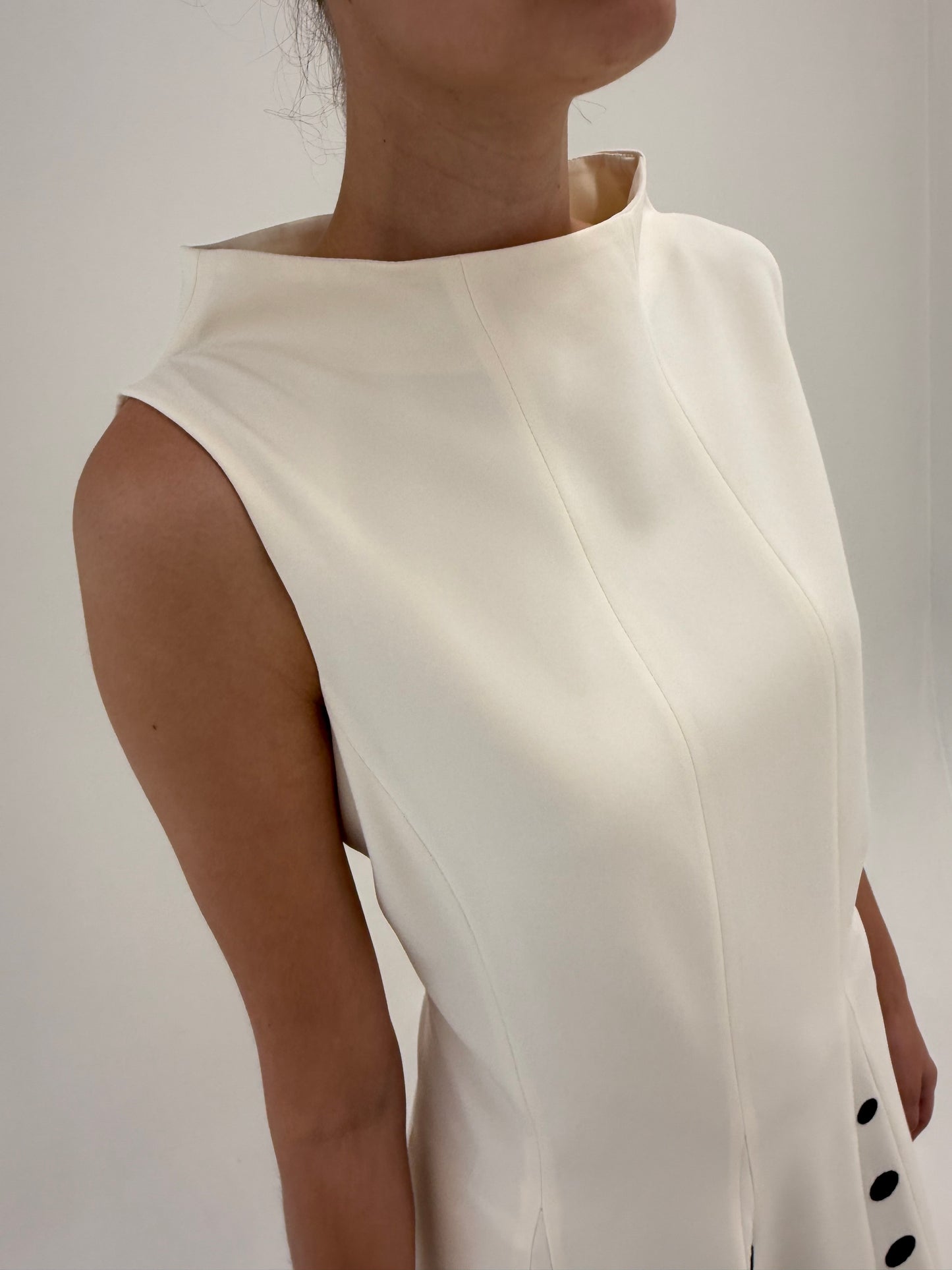 Rochie Moschino butter white în croi minimalist cu buline