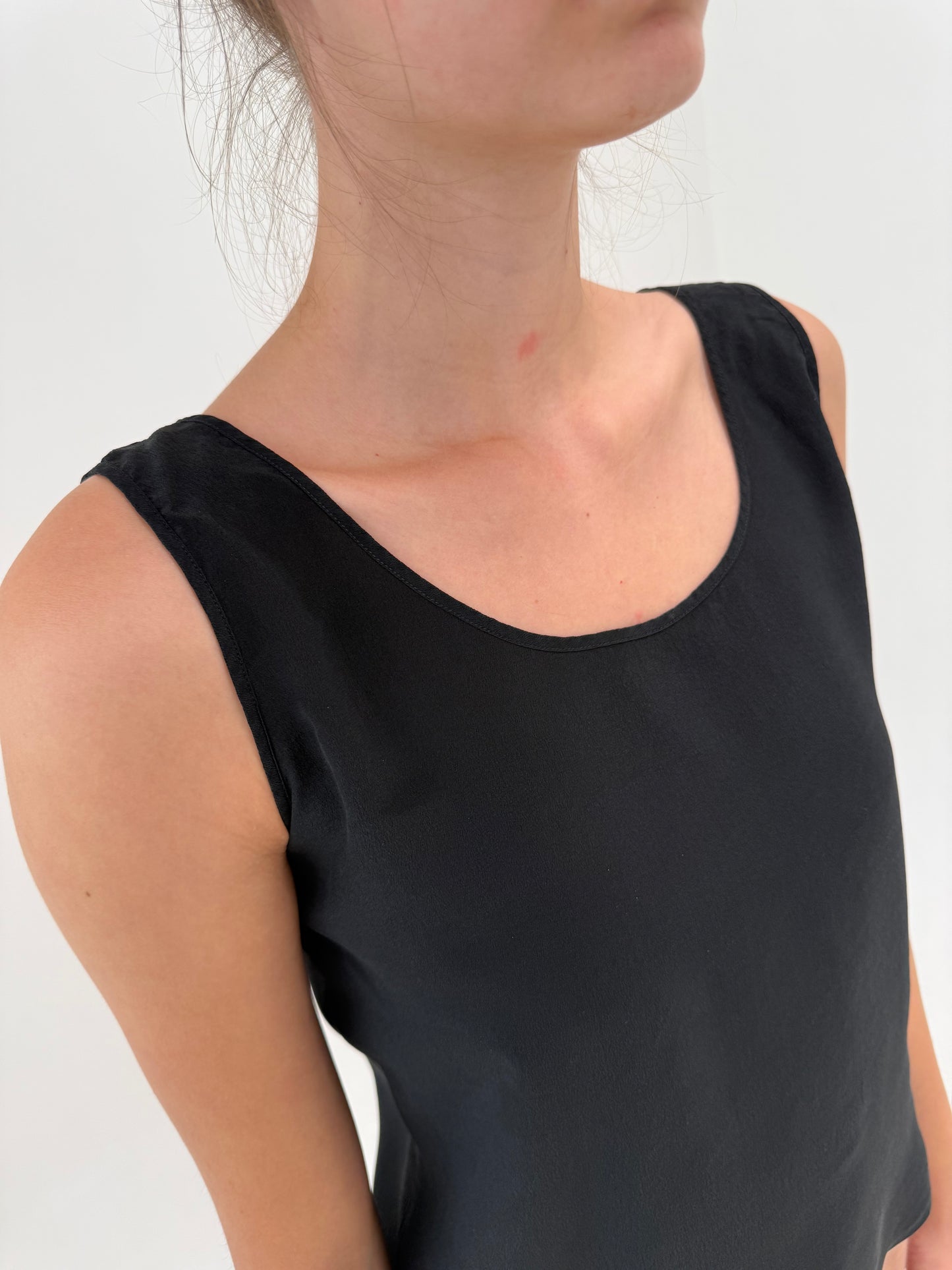 Top negru din mătase naturală în croi minimalist