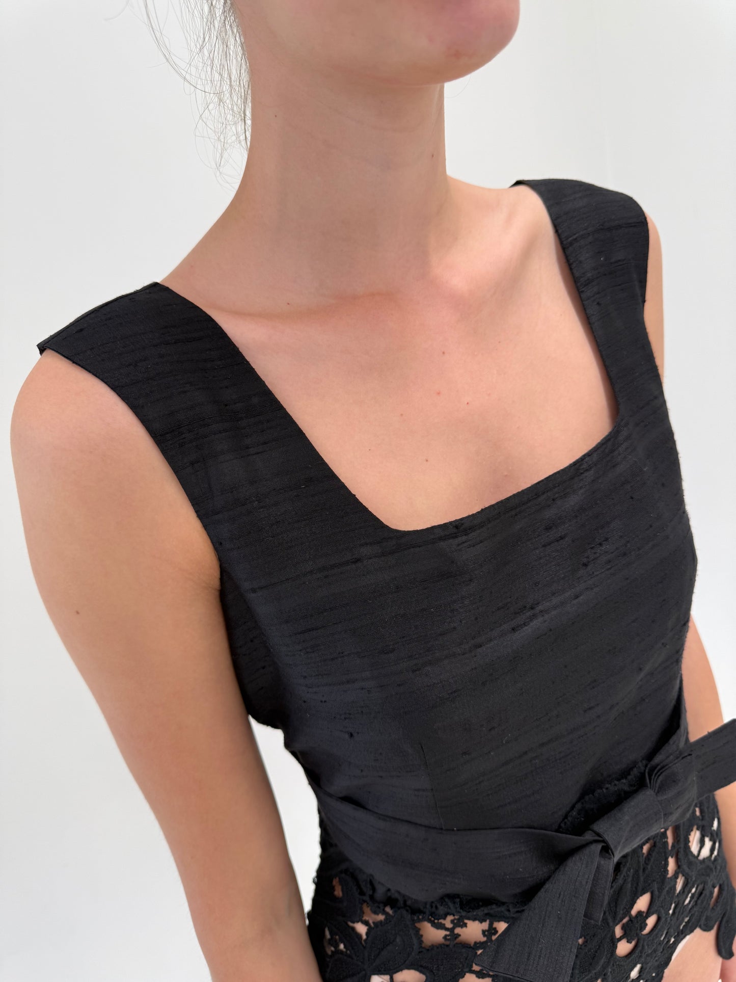 Top spectaculos din mătase naturală luxury Nara Camicie cu dantelă macrame