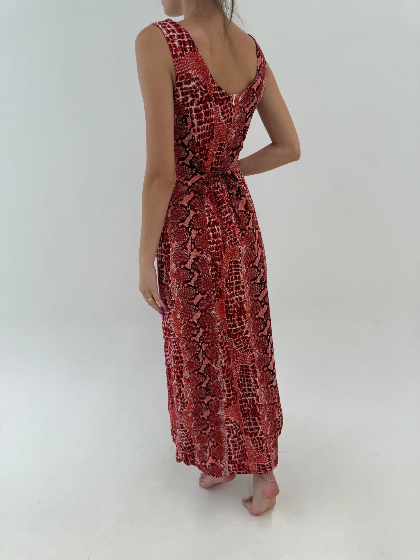 Rochie maxi tall super vaporoasă în nuanțe superbe de whine red animal print