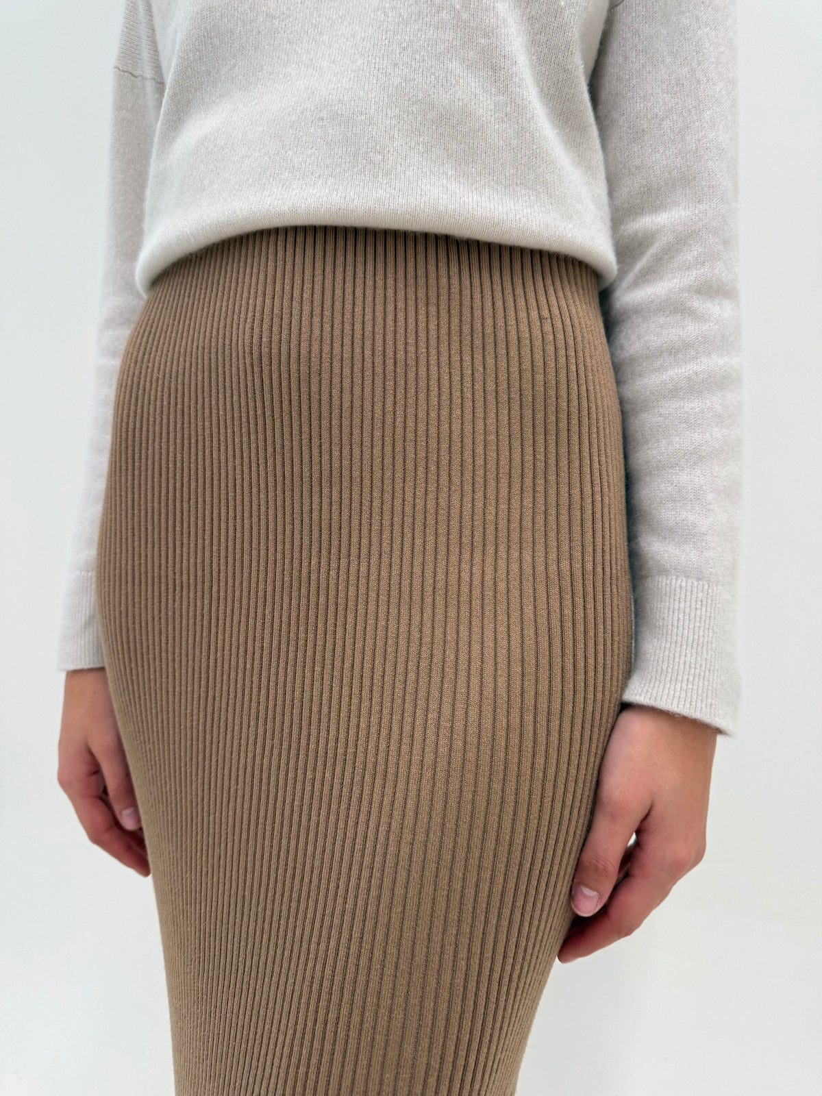 Fustă maxi light taupe din tricot ribbed de bumbac