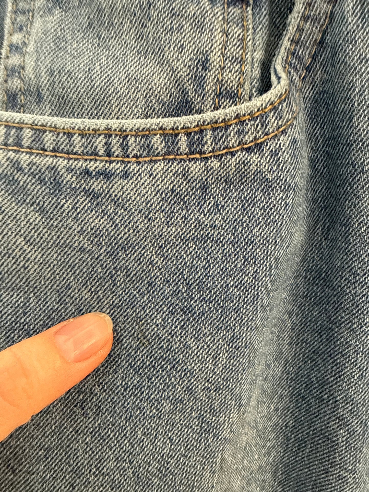 Jeans vintage în croi super revenit în trend