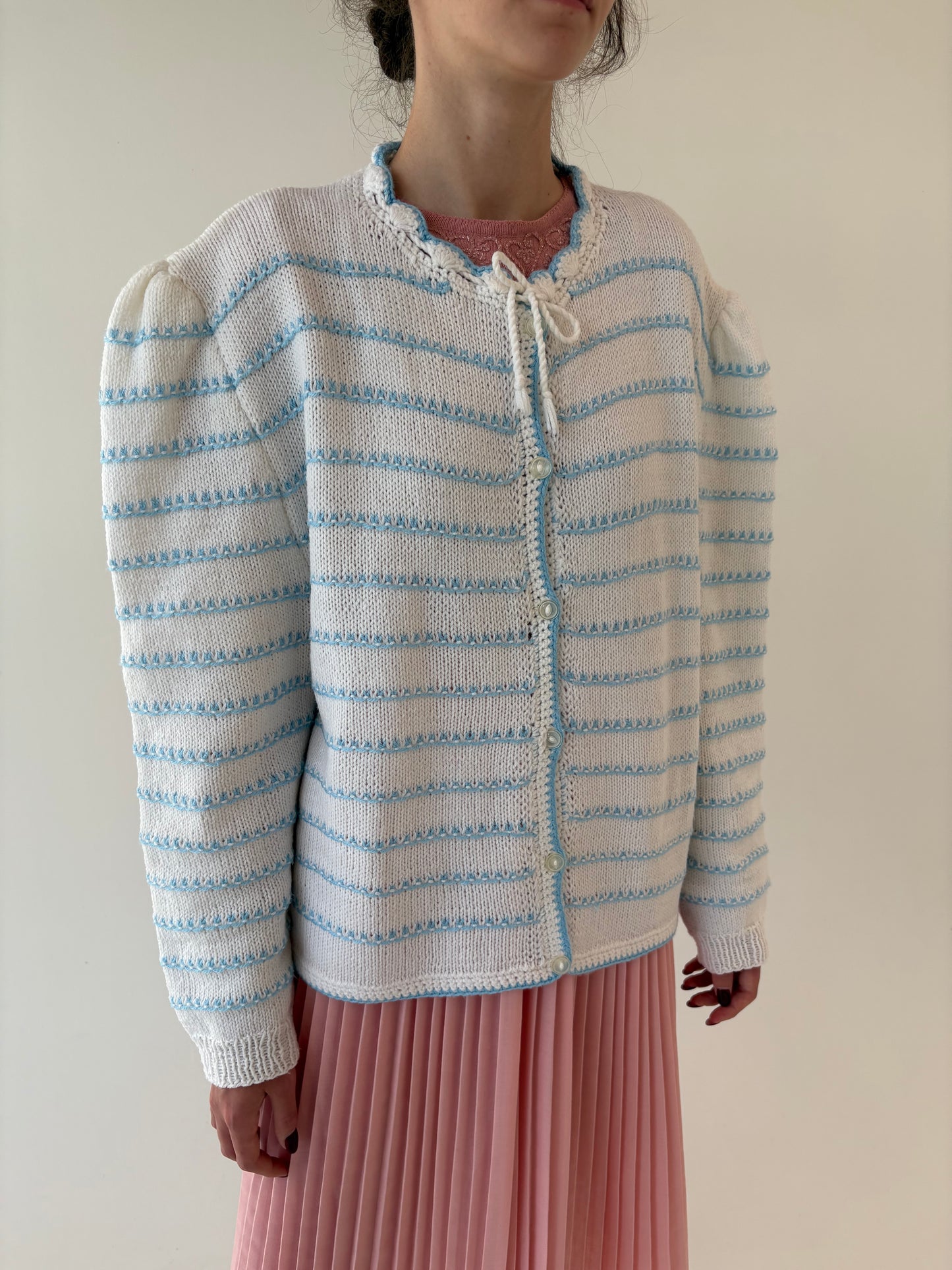 Cardigan vintage lucrat manual cu dungi baby blue texturate