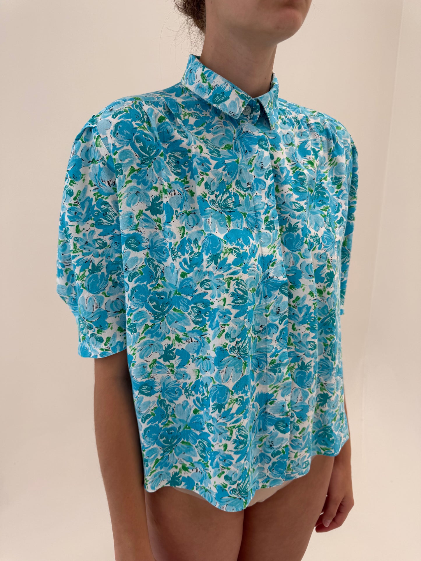 Cămașa vintage în culori superbe și print floral super vaporoasă