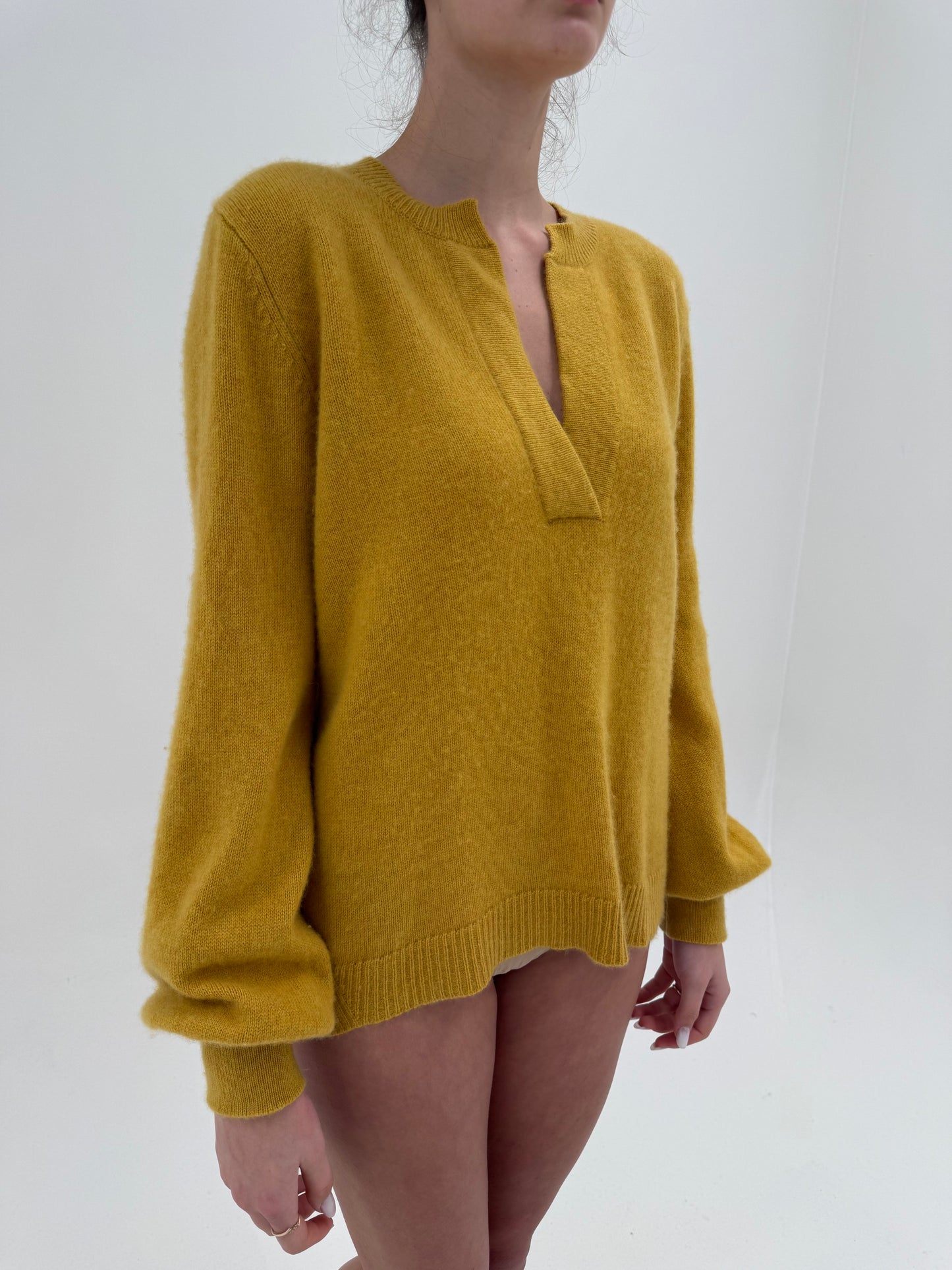 Pulover din cașmir mustard yellow cu mâneci ample și manșete îngustate