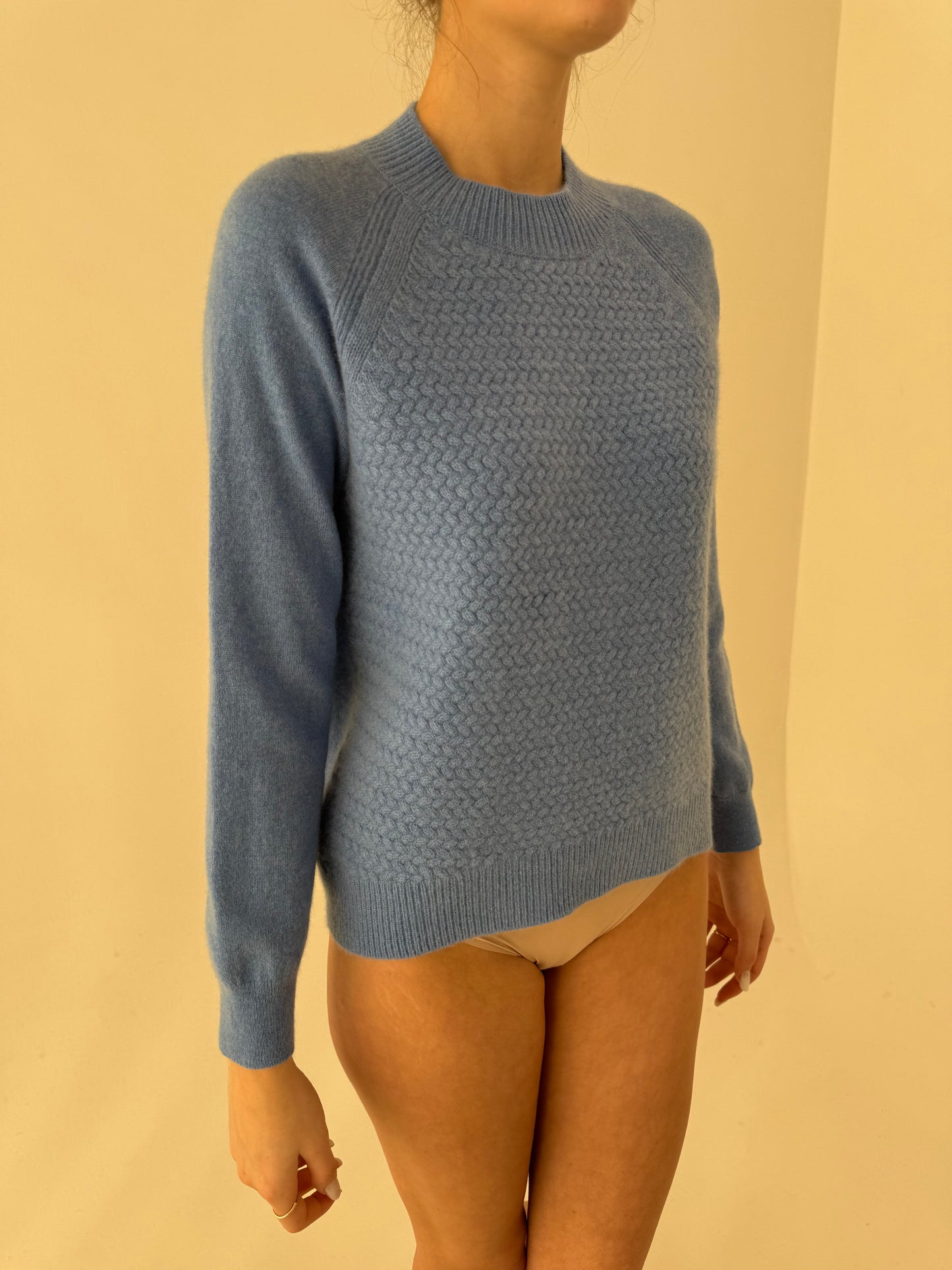 Oulover in croi actual baby blue din cașmir texturat