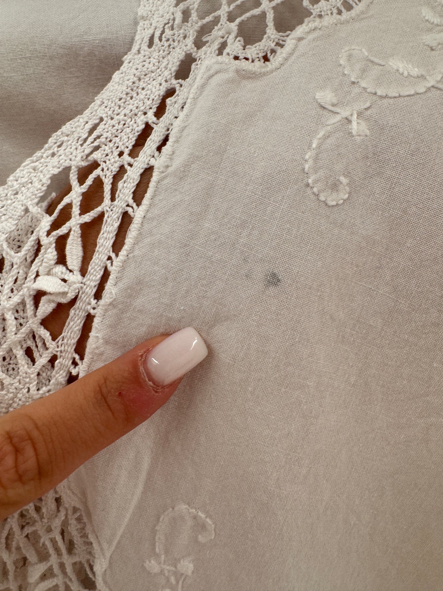 Kaftan excepțional din pânză de bumbac lucrat manual cu macrame și broderie