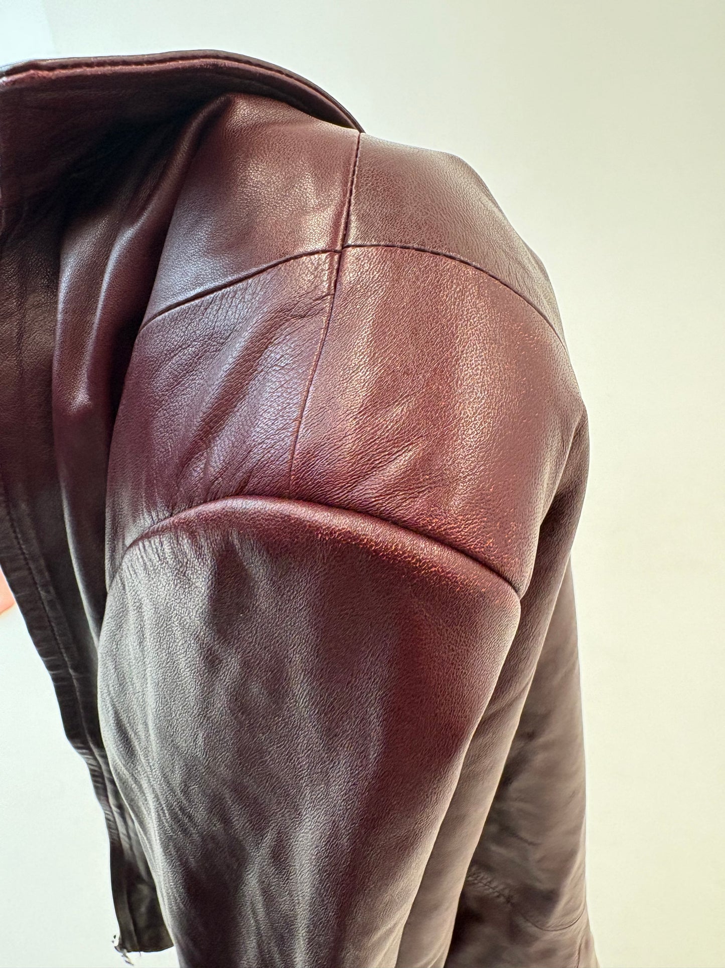 Geacă Versace din piele naturală burgundy  moale în croi ușor cambrat