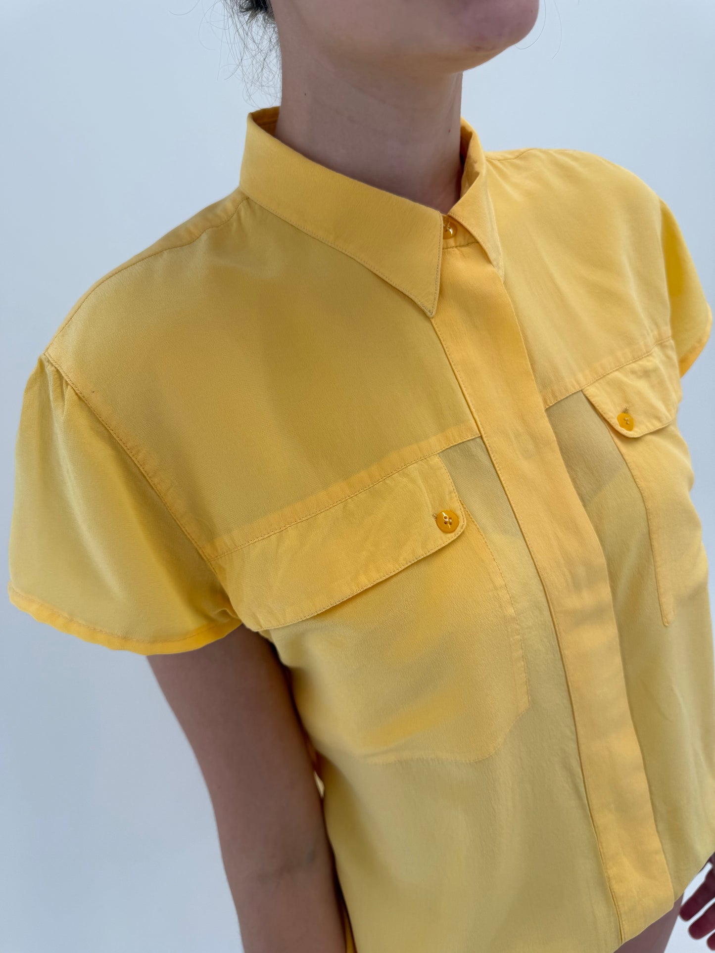 Cămașa din mătase naturală in croi retro modern