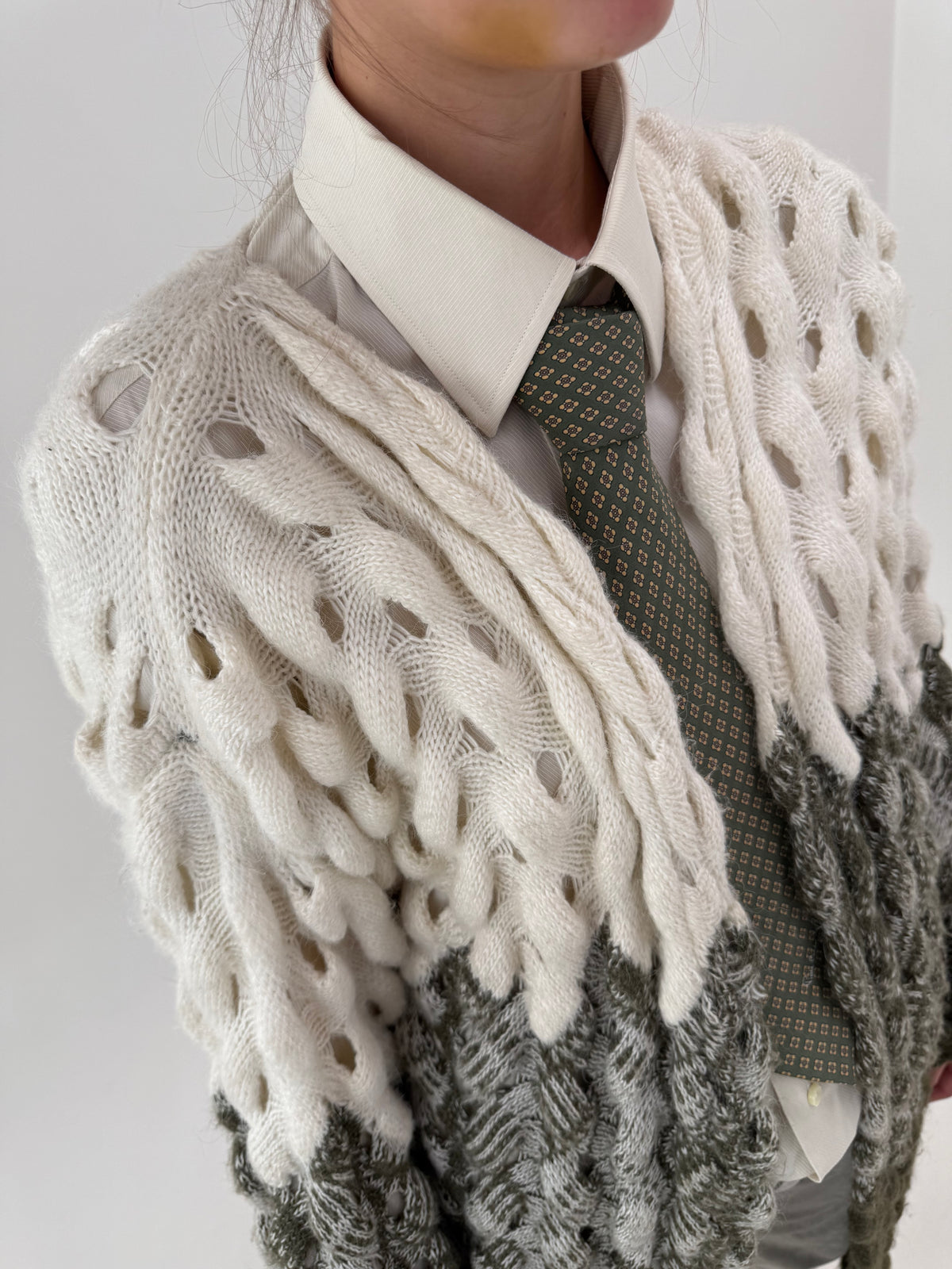 Mantou spectaculos din tricot texturat de lana cu efect degrade