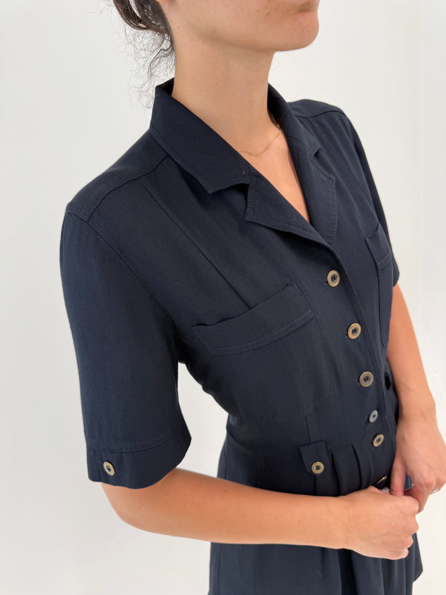 Rochie maxi neagră din pânză in croi cambrat cu talie marcată