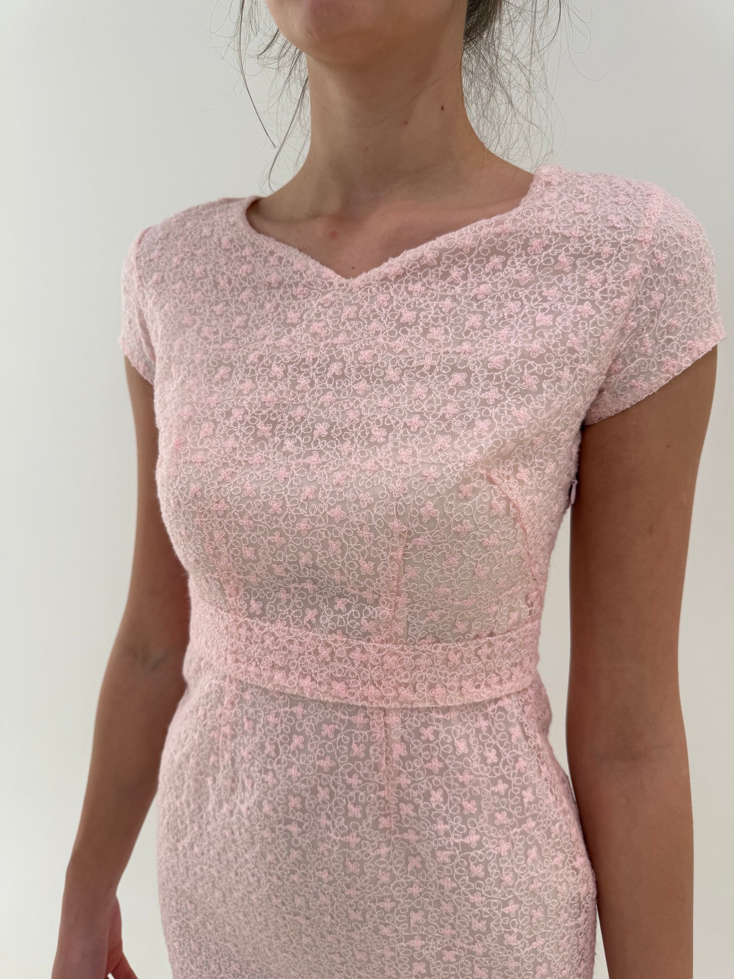 Rochie vintage roz pudrat din organza integral brodată si talie ultra înaltă marcată