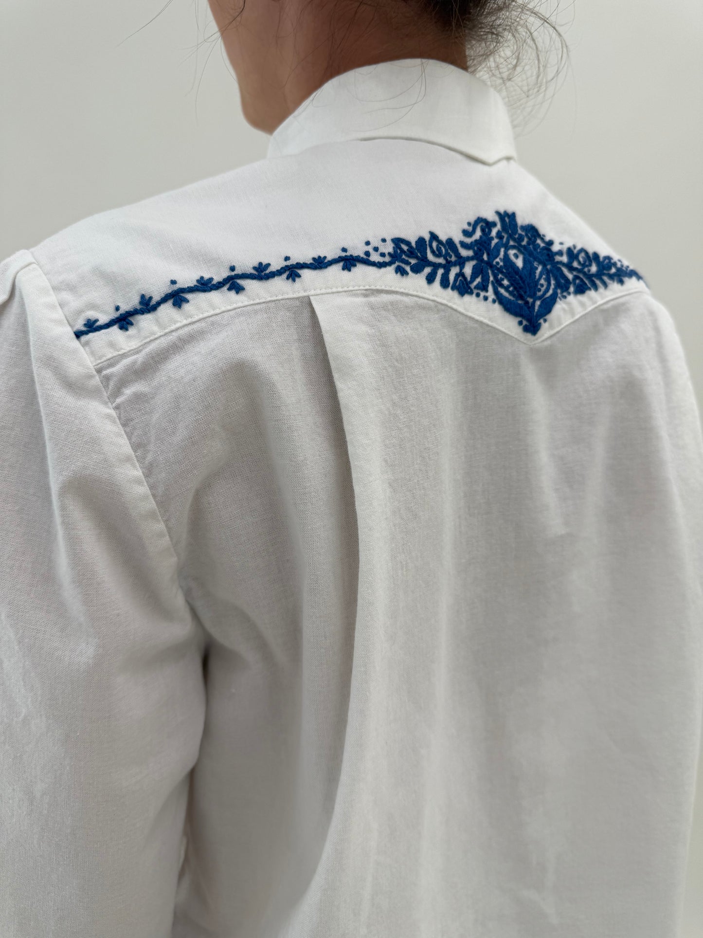 Cămașa vintage din canvas de bumbac cu broderie excepțională pe spate și guler