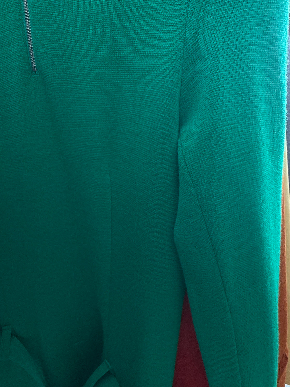 Rochie vintage emerald green din tricot dens de lana extrafina și talie ușor căzută