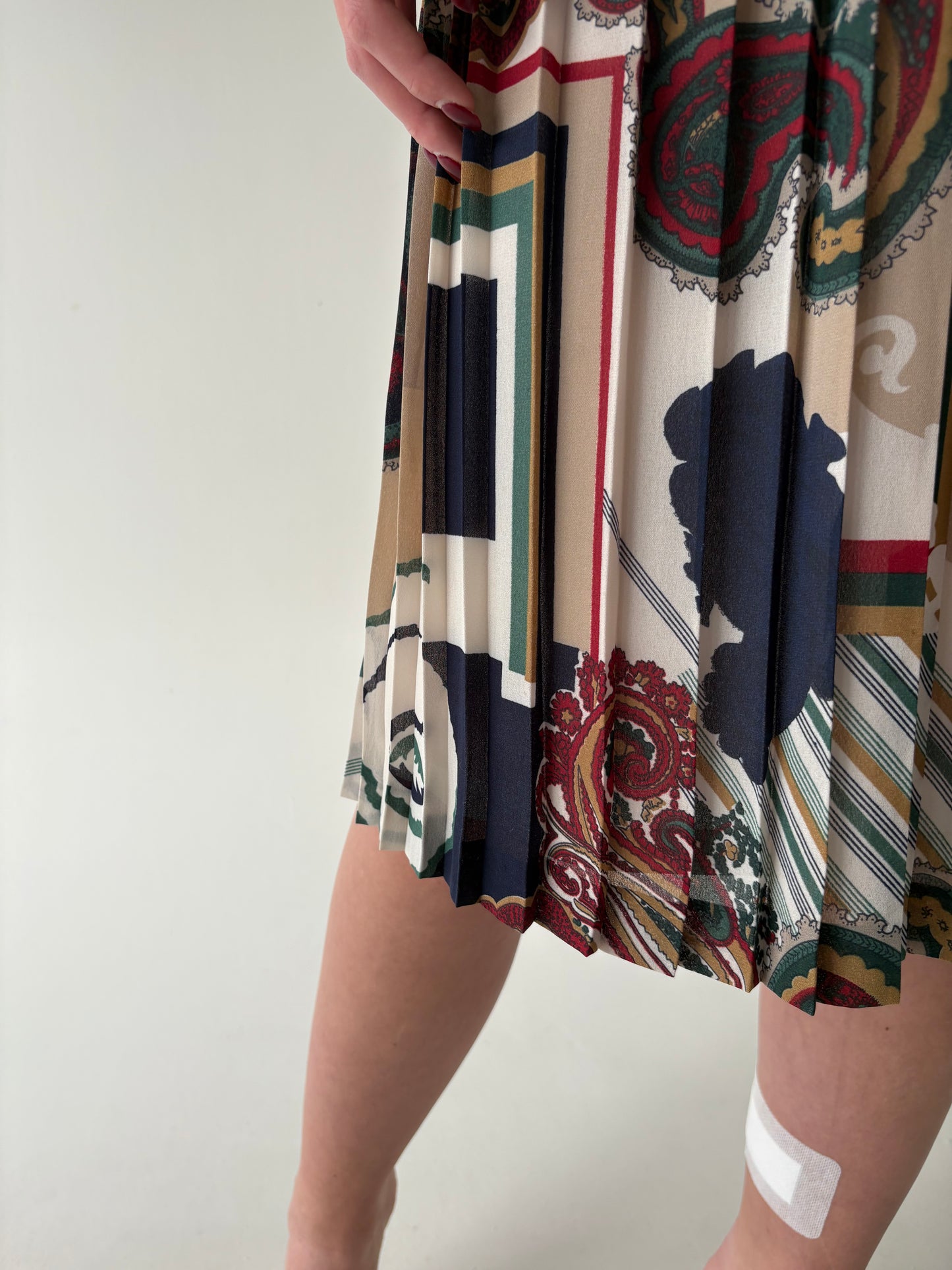 Fustă vinatge plisată în nuanțe clasice cu talie ultra înaltă marcată