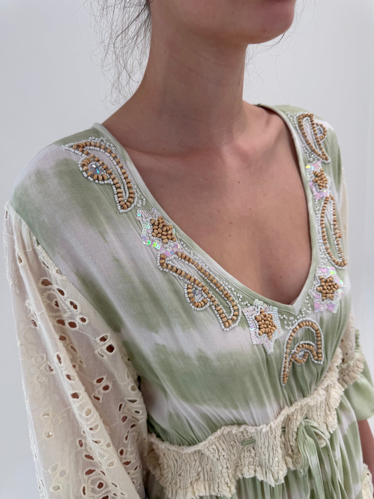 Rochie maxi in stil boho cu inserții de macrame si broderie anglaise