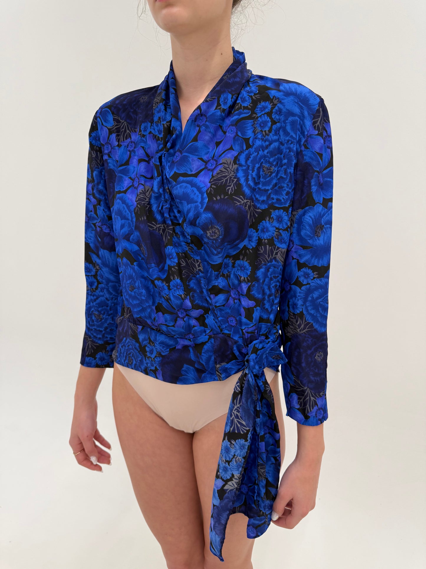 Cămașa petrecută din mătase naturală în croi chic cu print albastru regal