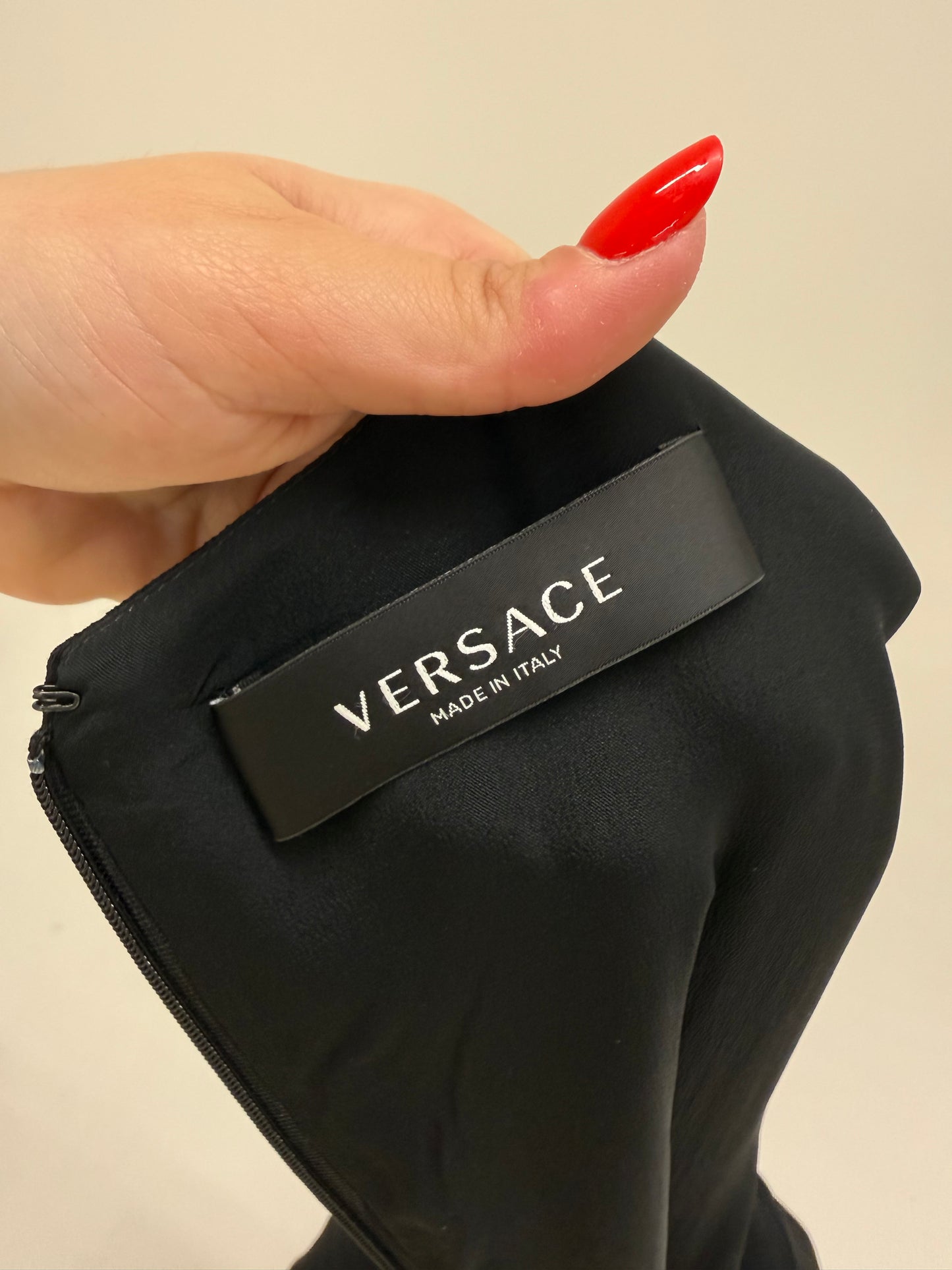 LBD Versace de la business la cocktail cu buzunare și interior din mătase naturală