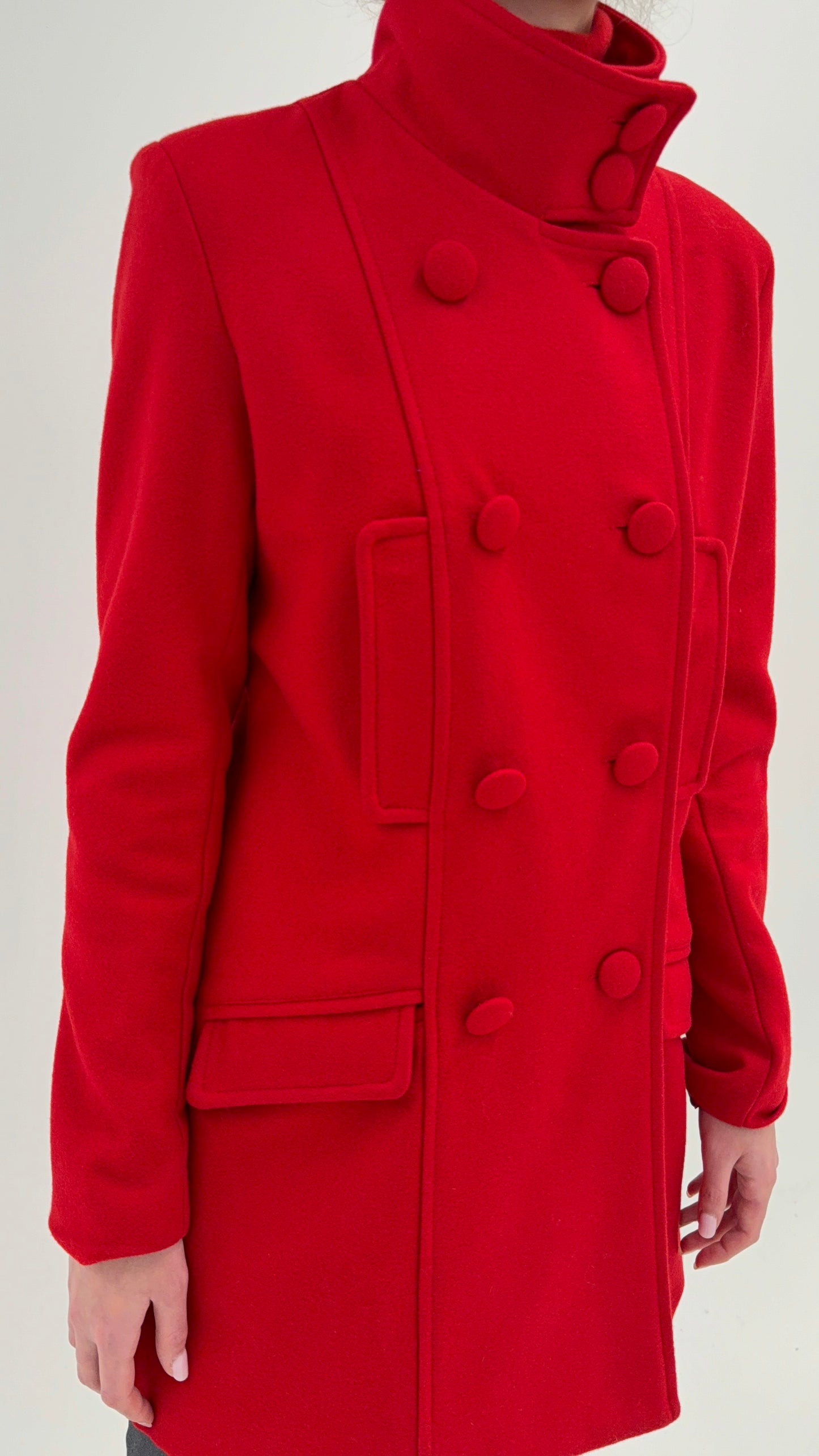 Palton cherry red din stofă ușor structurată cu închidere dublă