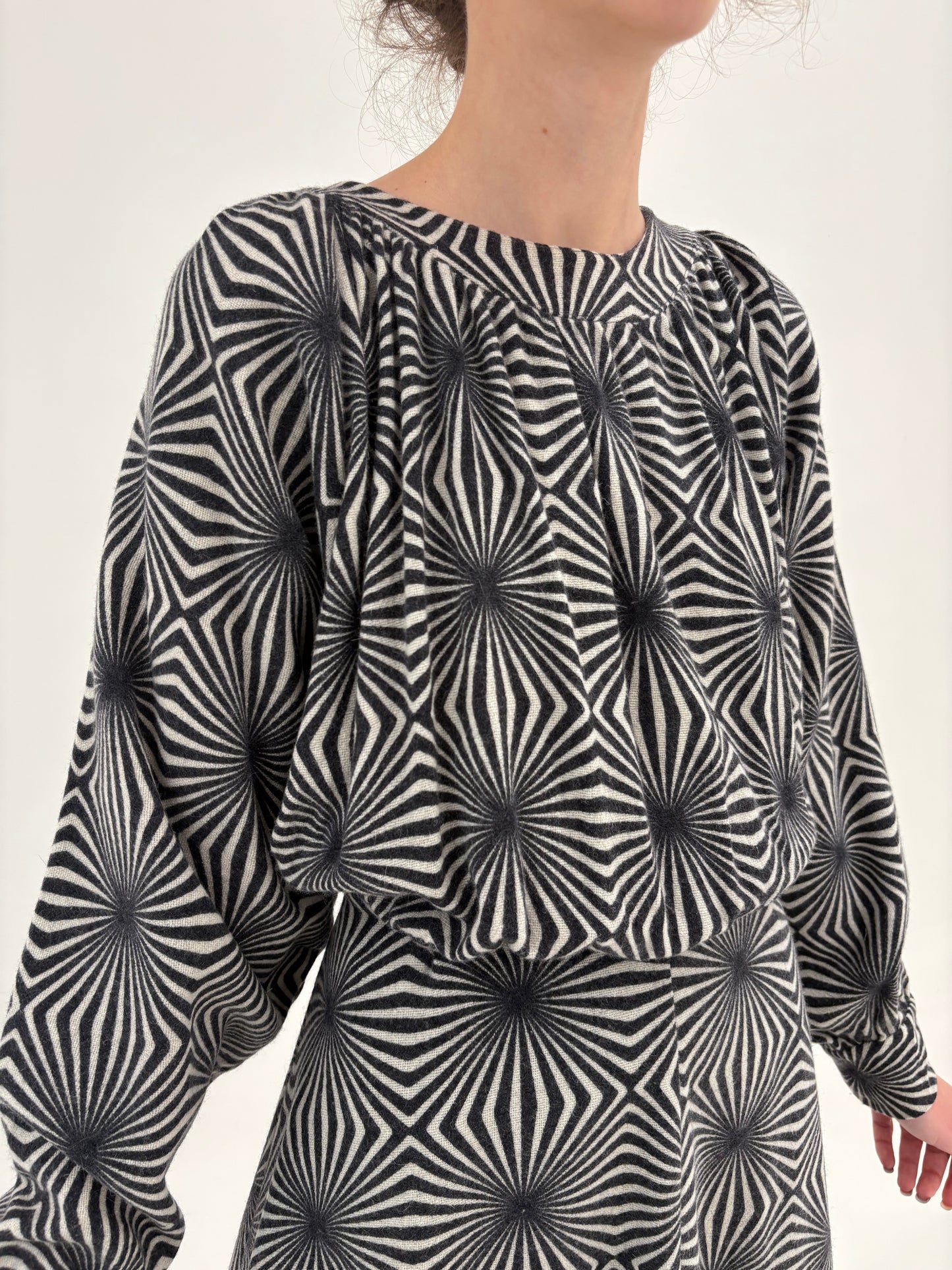 Rochie vintage cu print geometric alb-negru din lana extrafina și talie marcată