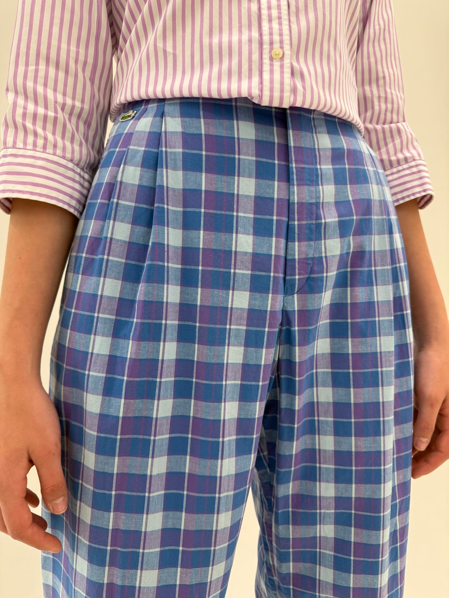 Pantaloni vintage Lacoste în carouri cu pense și talie ultra înaltă