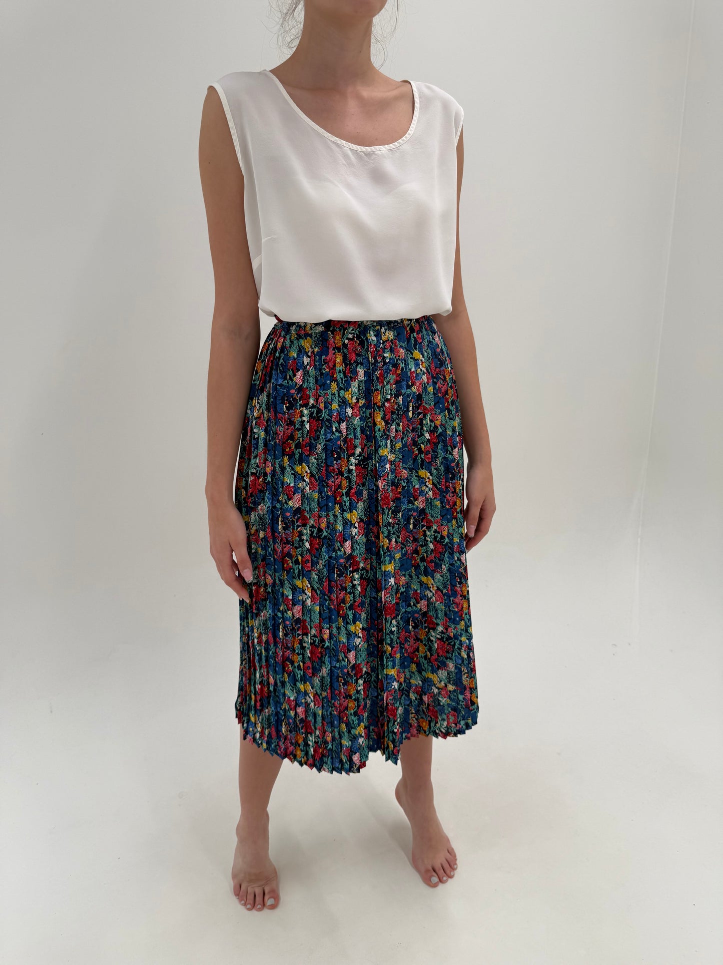 Set vintage cu fustă plisată midi lung și cămașă lejeră cu print floral