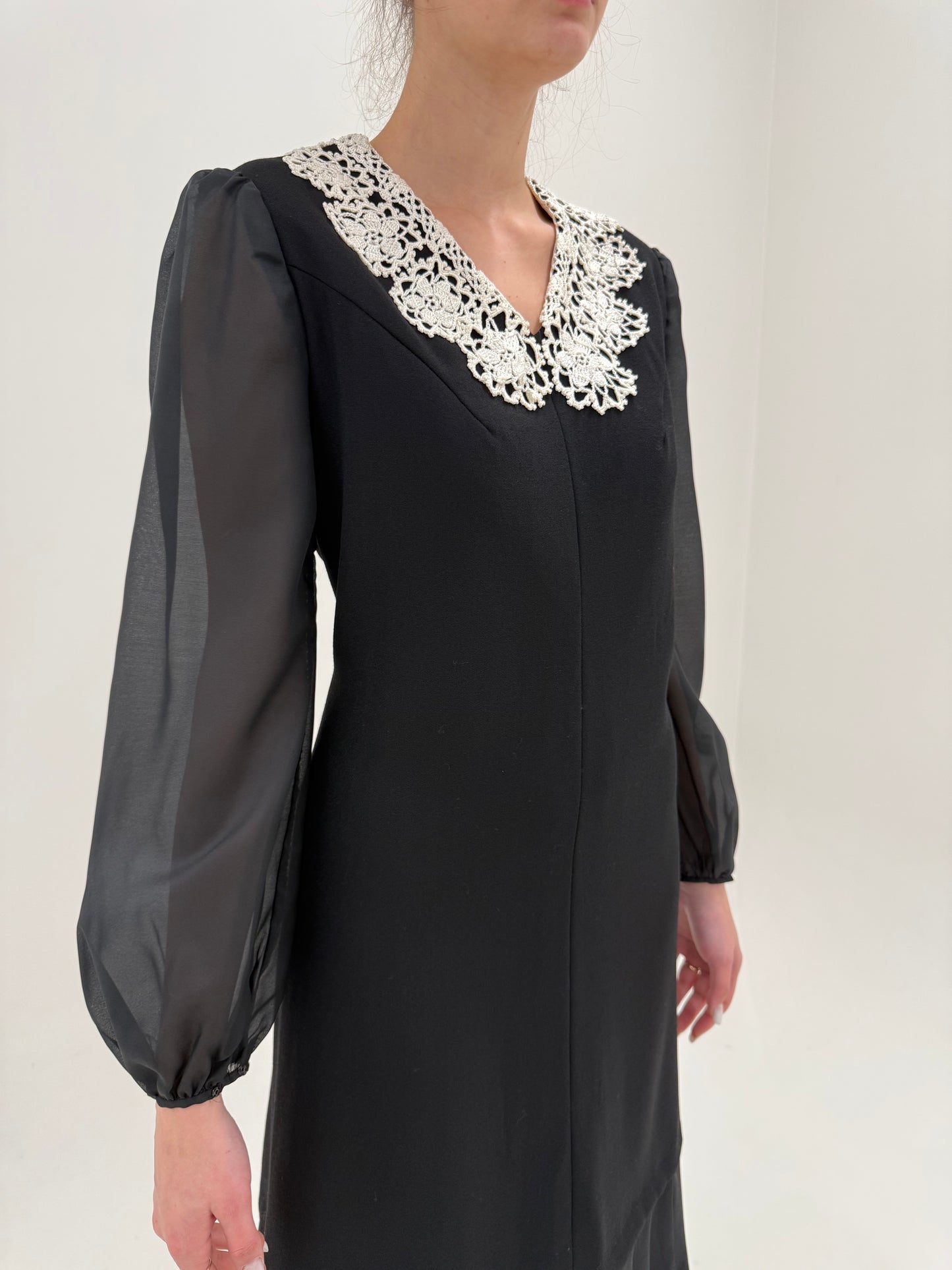 LBD vintage cu guler din macrame lucrat manual și inserții de voal