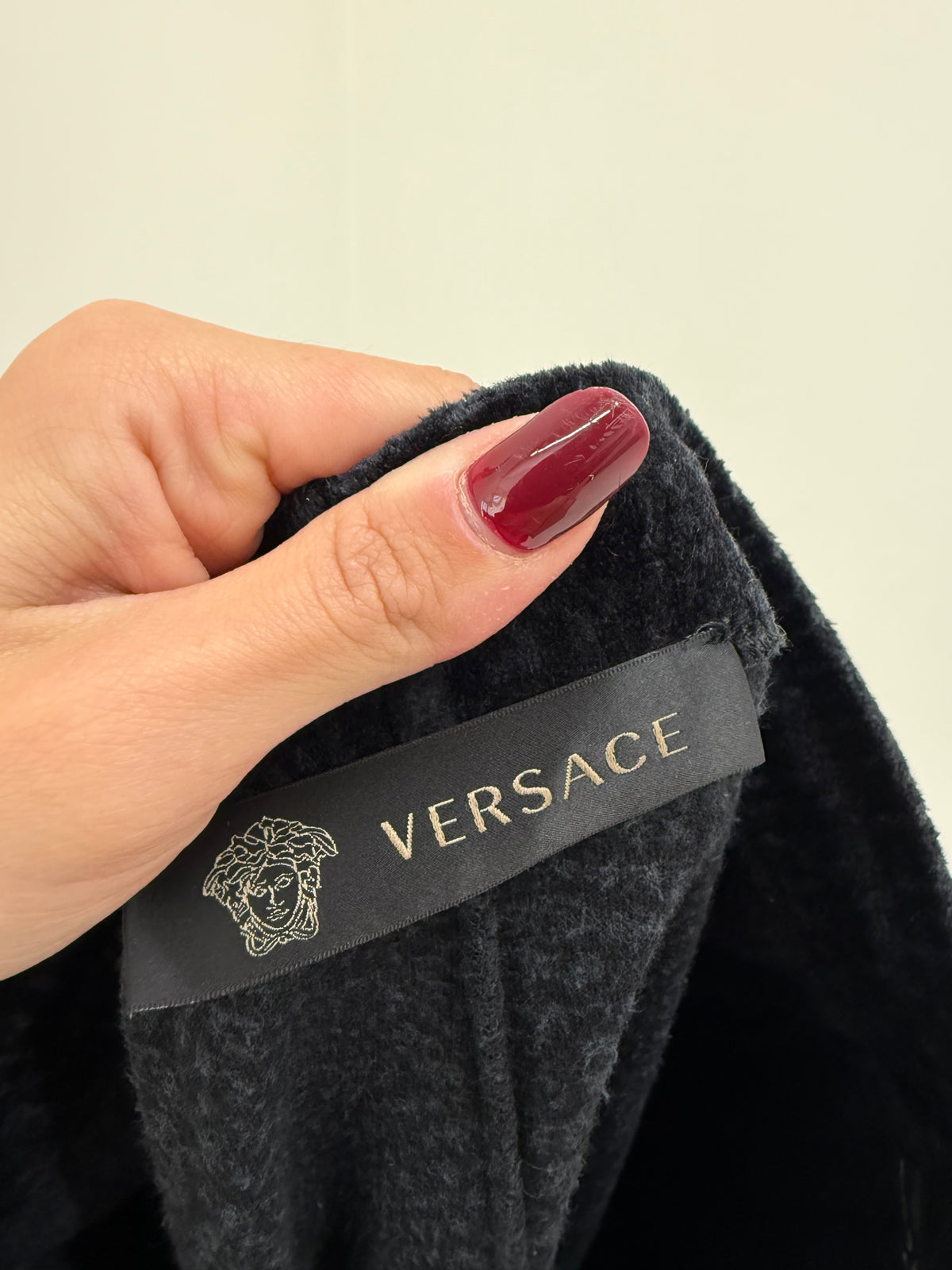 Pantaloni Versace din catifea cu animal print stilizat în croi drept