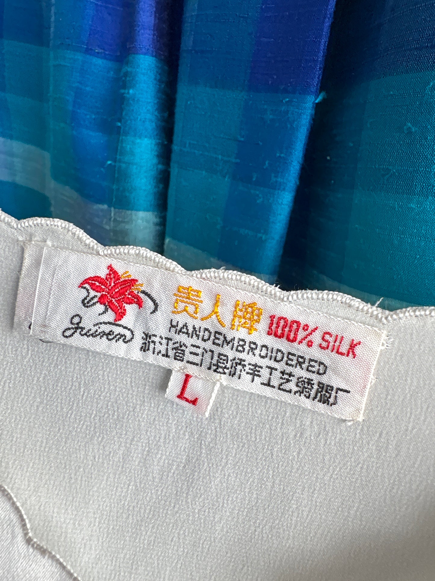 Top din mătase naturală cu broderie manuală excepțională