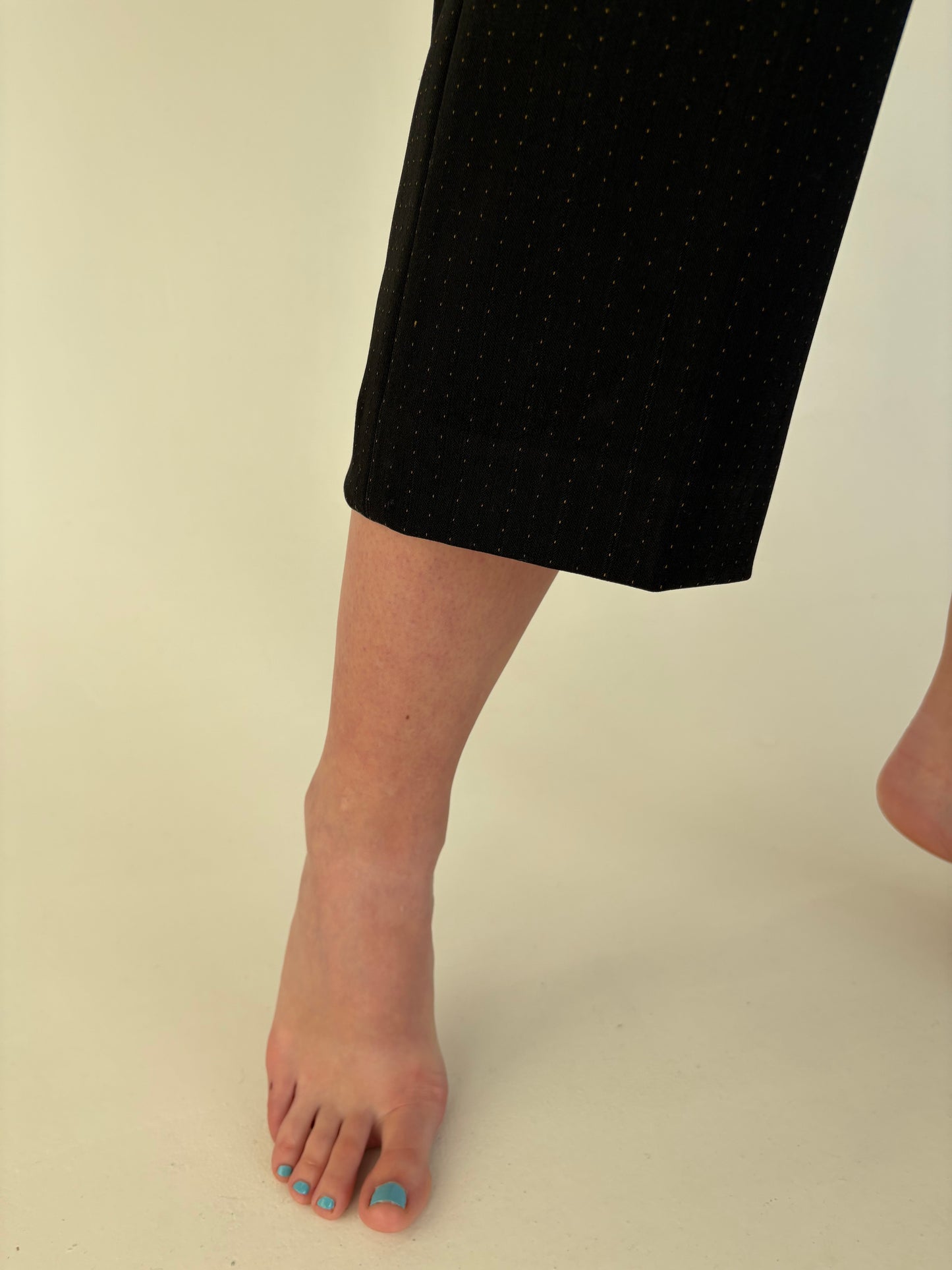 Pantaloni petite negri cu inserții fine camel din lana extrafina confort