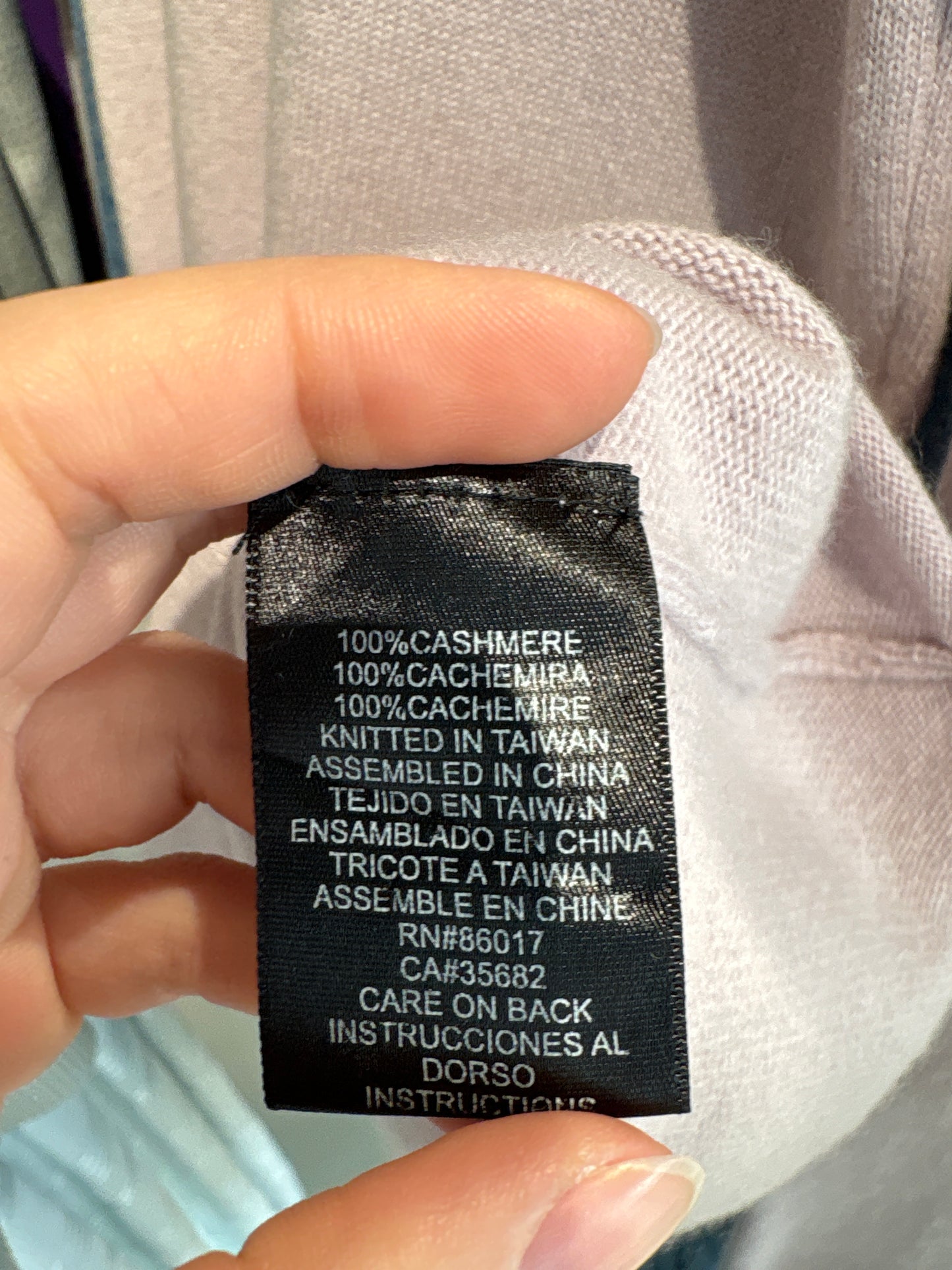 Puloveras foarte subțire dusty lavender din cașmir cu decolteu bărcuță