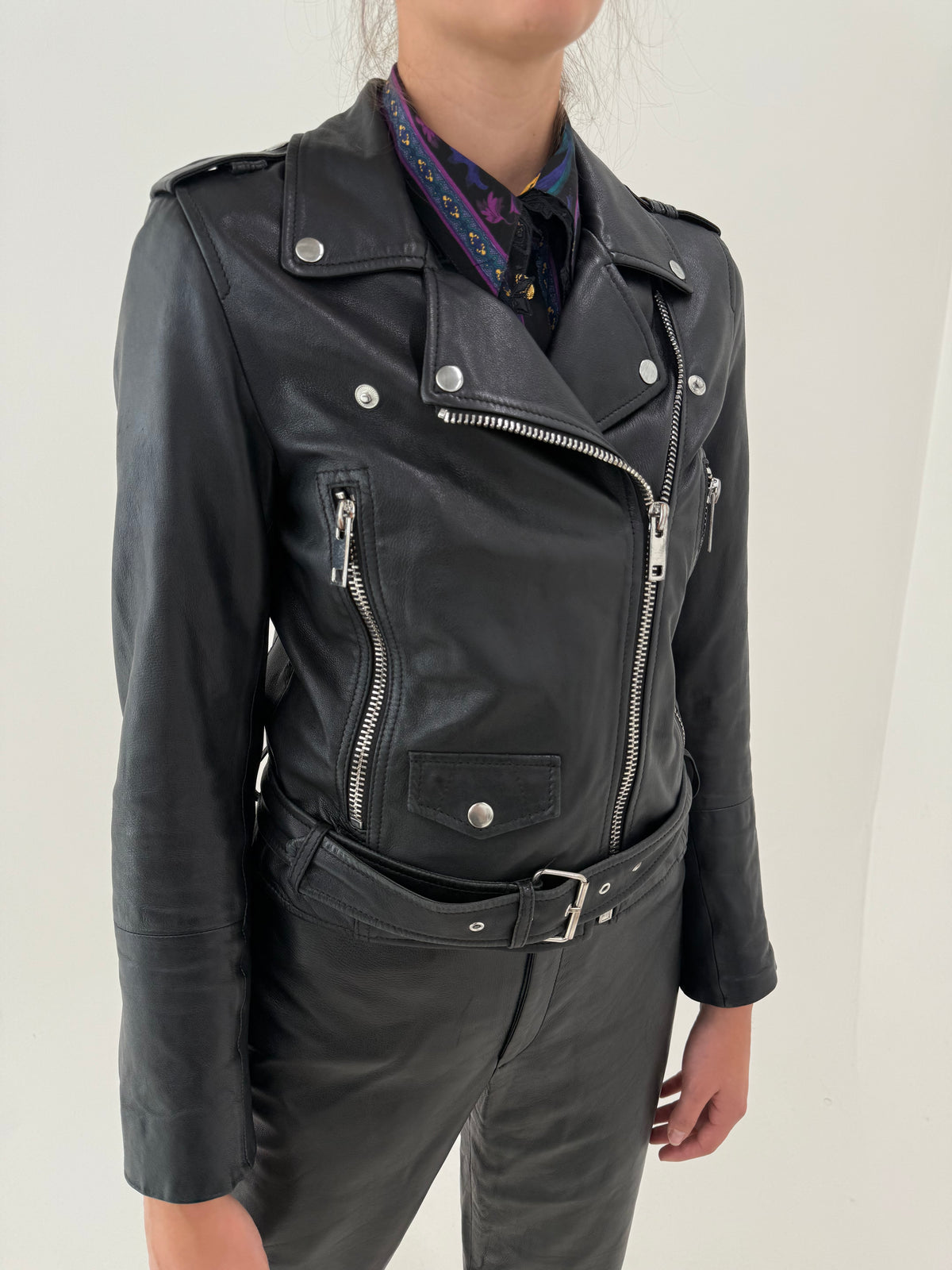 Geaca biker din piele naturală extrem de moale petite cu feronerie argintie