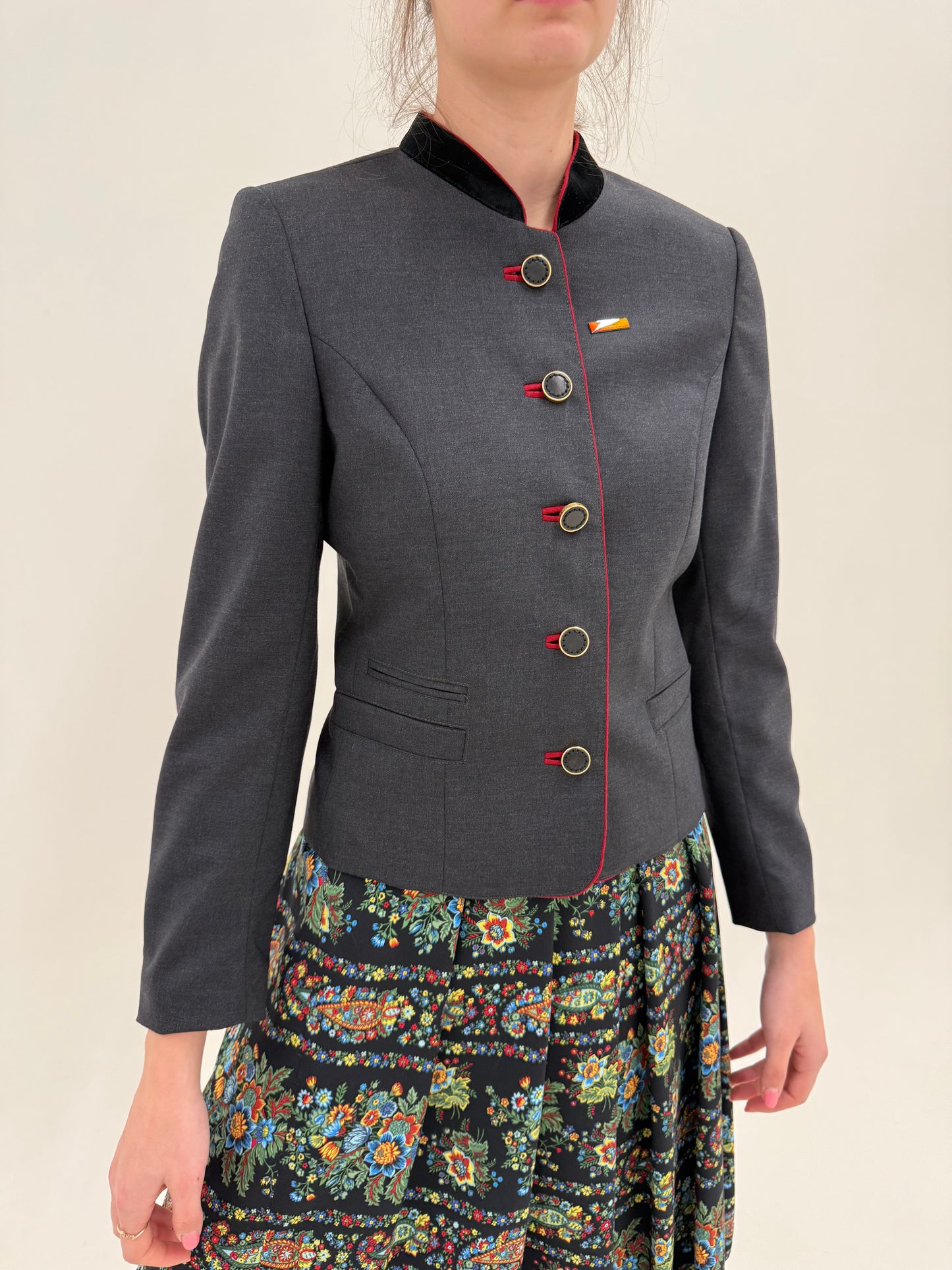 Sacou cu influențe soft army și inserții dark red în croi cambrat