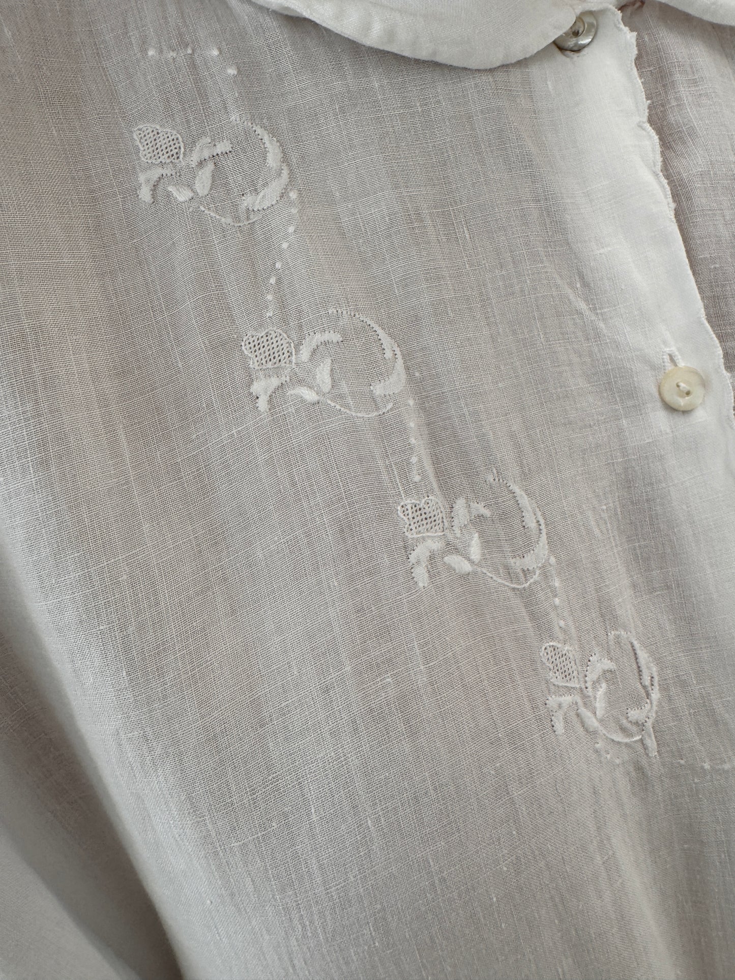 Rochie maxi tall cu broderie manuală delicată pe gust și tiv din in excepțional