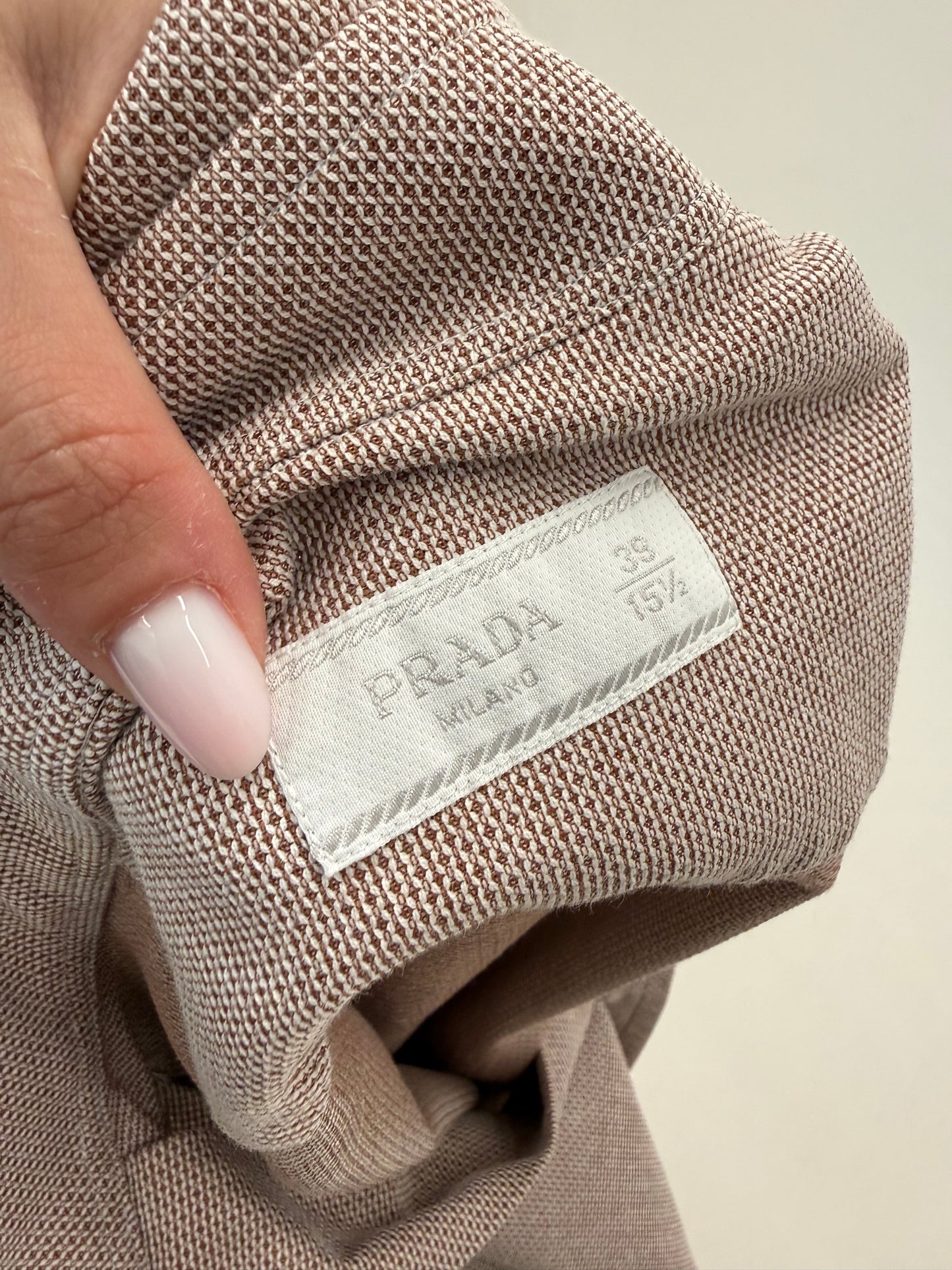 Cămașa Prada din pânză excepțională de bumbac în croi specific cu influențe casual