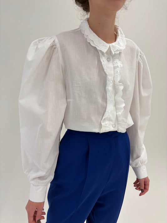 Cămașa vintage cu jabou și mâneci ample cu manșete îngustate