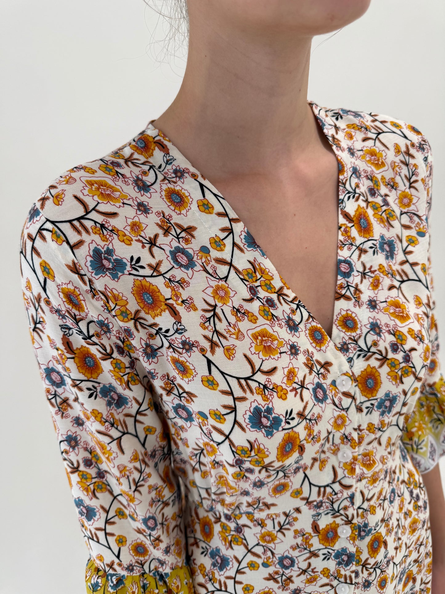 Rochie maxi cu nasturi până jos din panzica fină cu talie reglabilă marcată