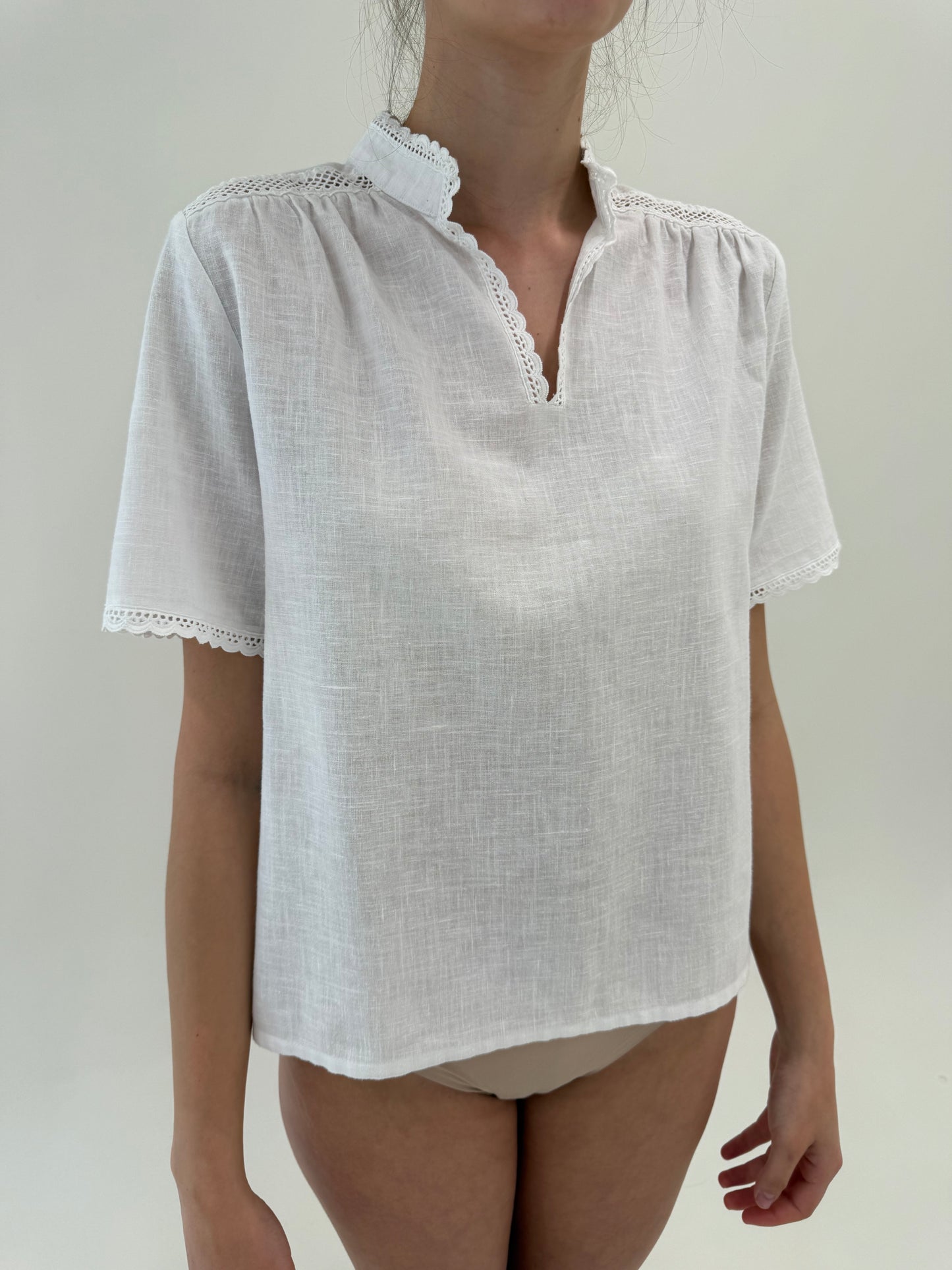 Cămașa vintage din pânză cu broderie anglaise și bust drapat