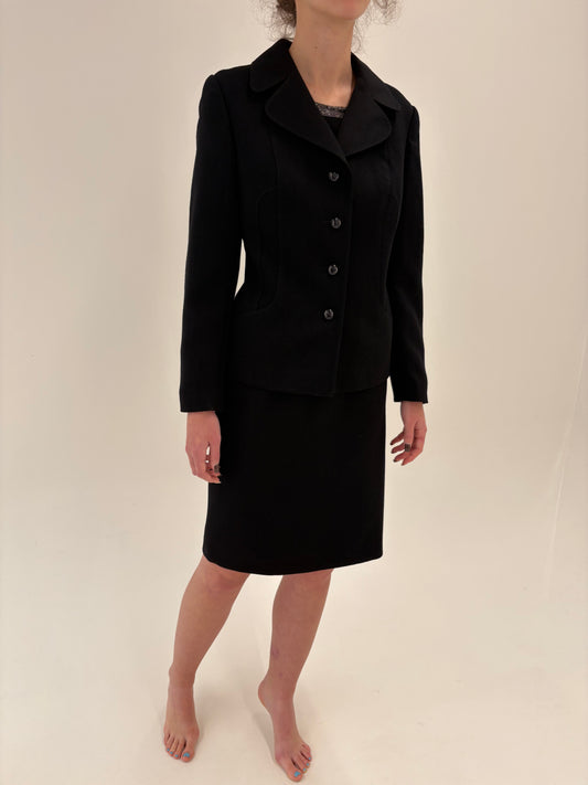 Deux piece vintage negru cu sacou cambrat și revere rotunjite din lana certificată