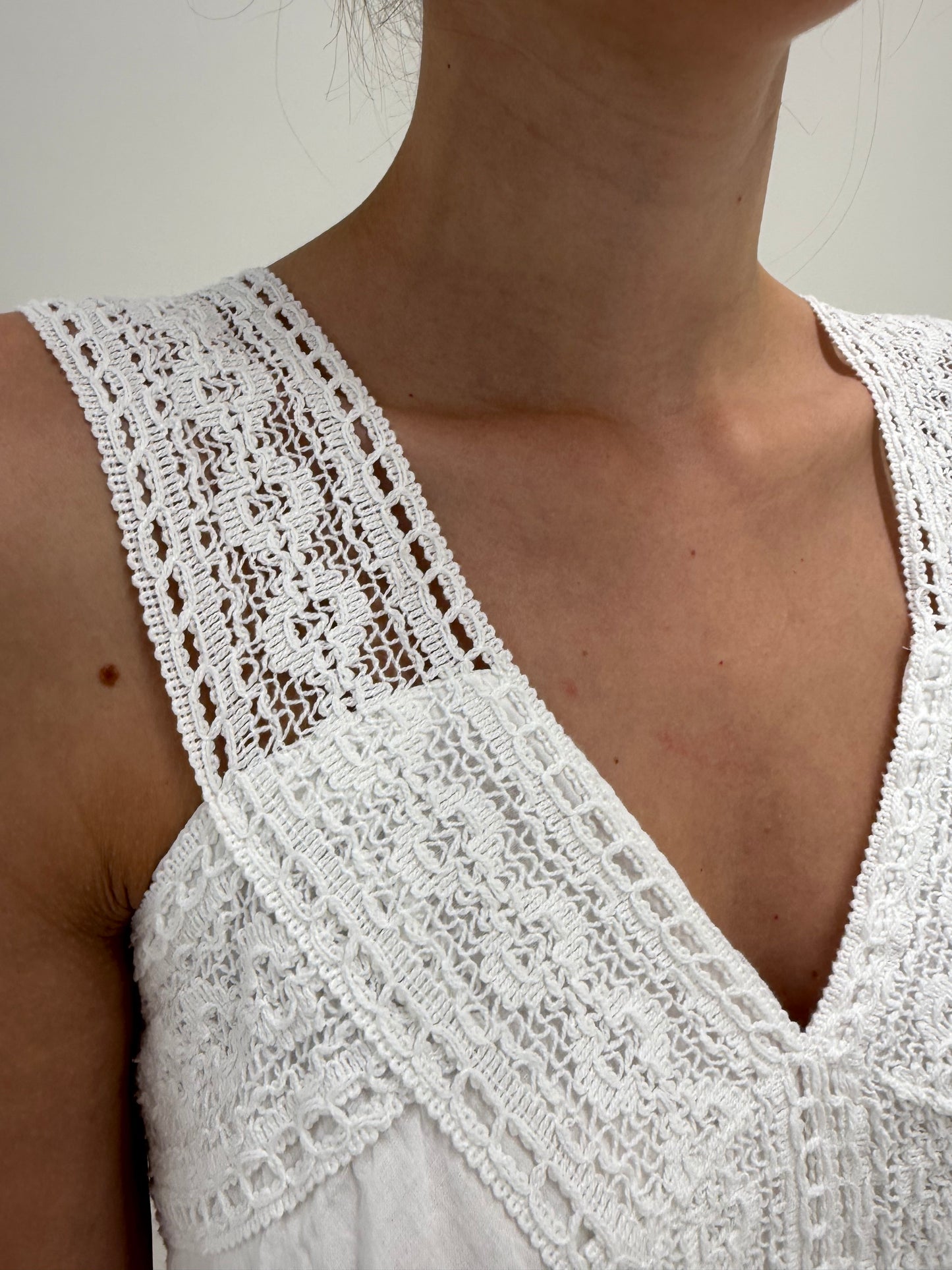 Rochie albă din cea mai moale și fină panzica de bumbac cu dantelă macrame
