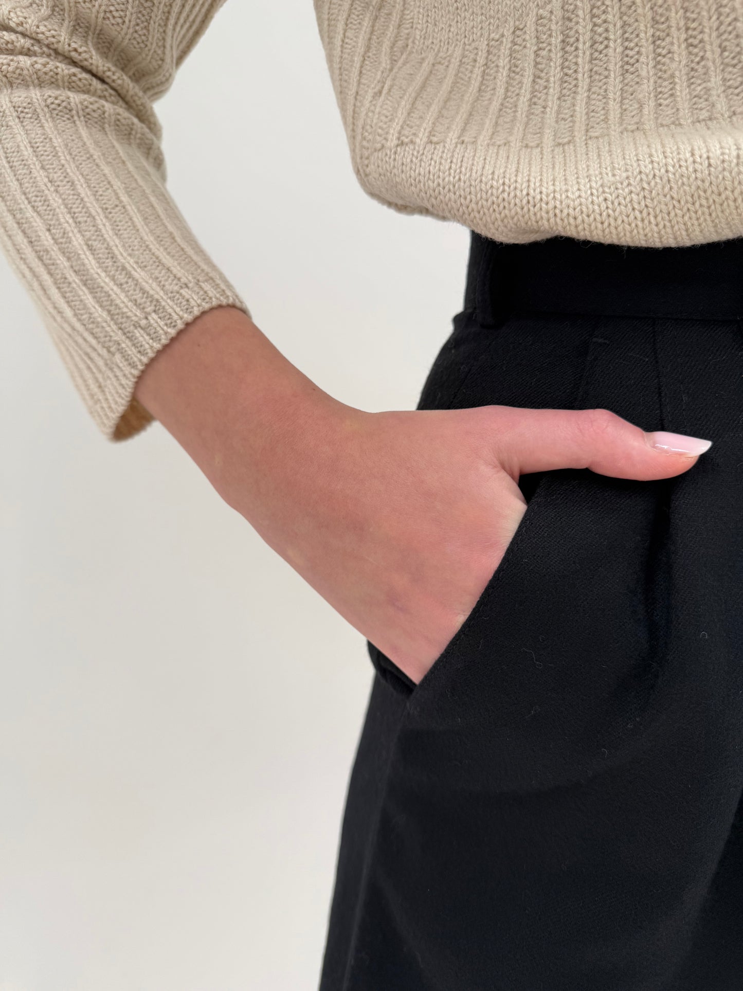 Pantaloni negri din lana pura extrafina cu talie ultra înaltă