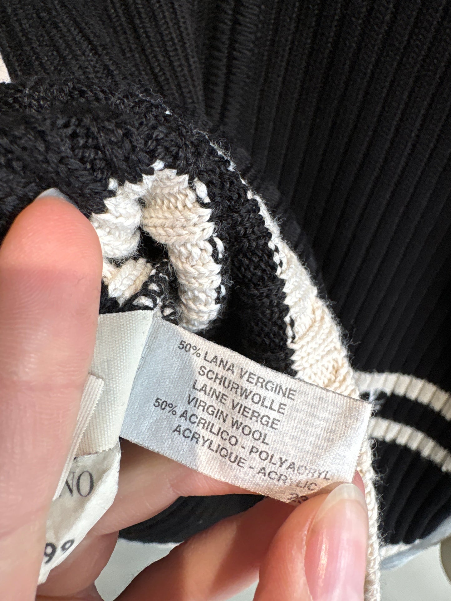 Jacheta Valentino alb negru din jerse ribbed cu logo discret lateral