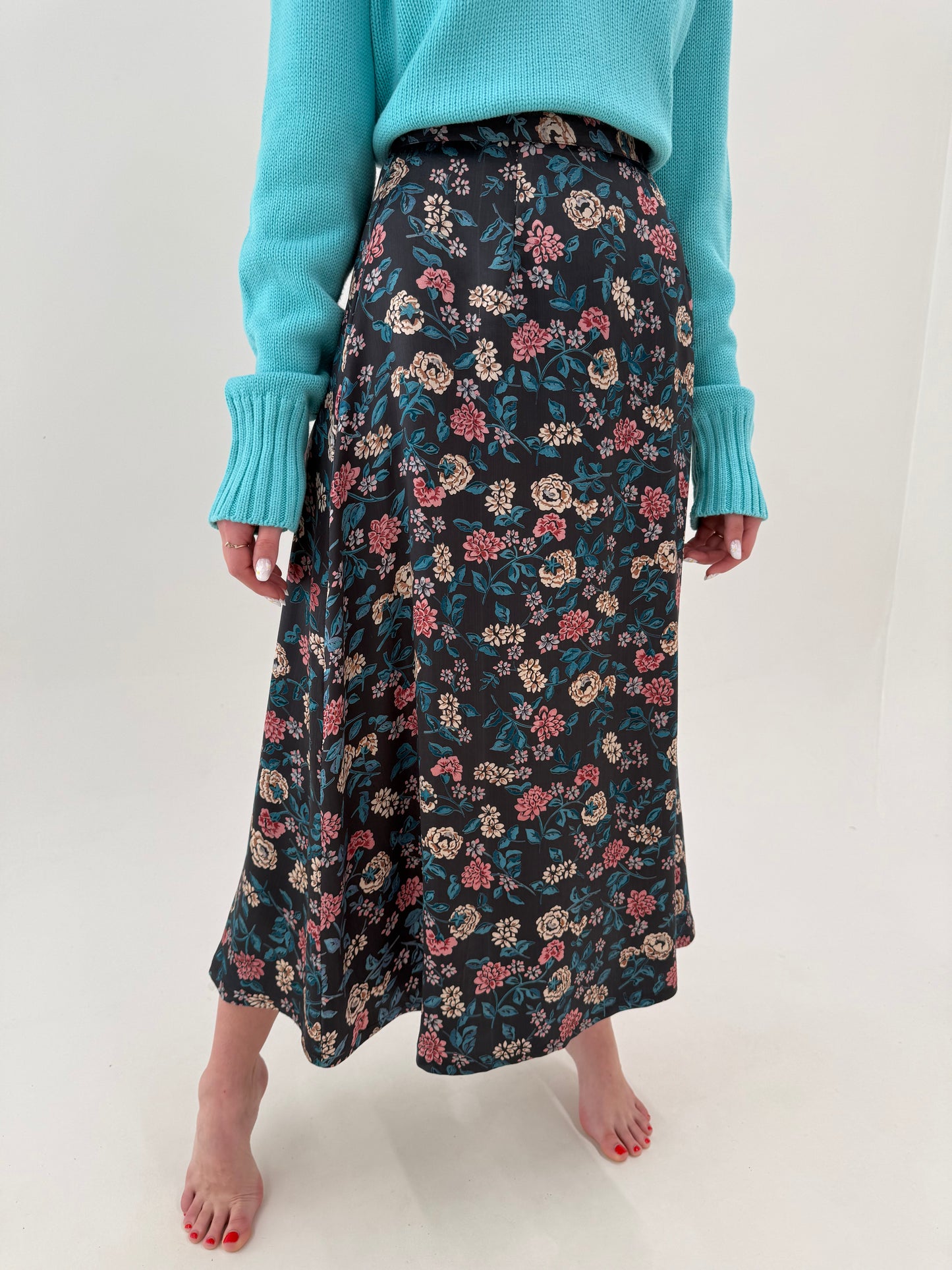 Fustă maxi satinata neagră cu print floral în bie de la zi la seară