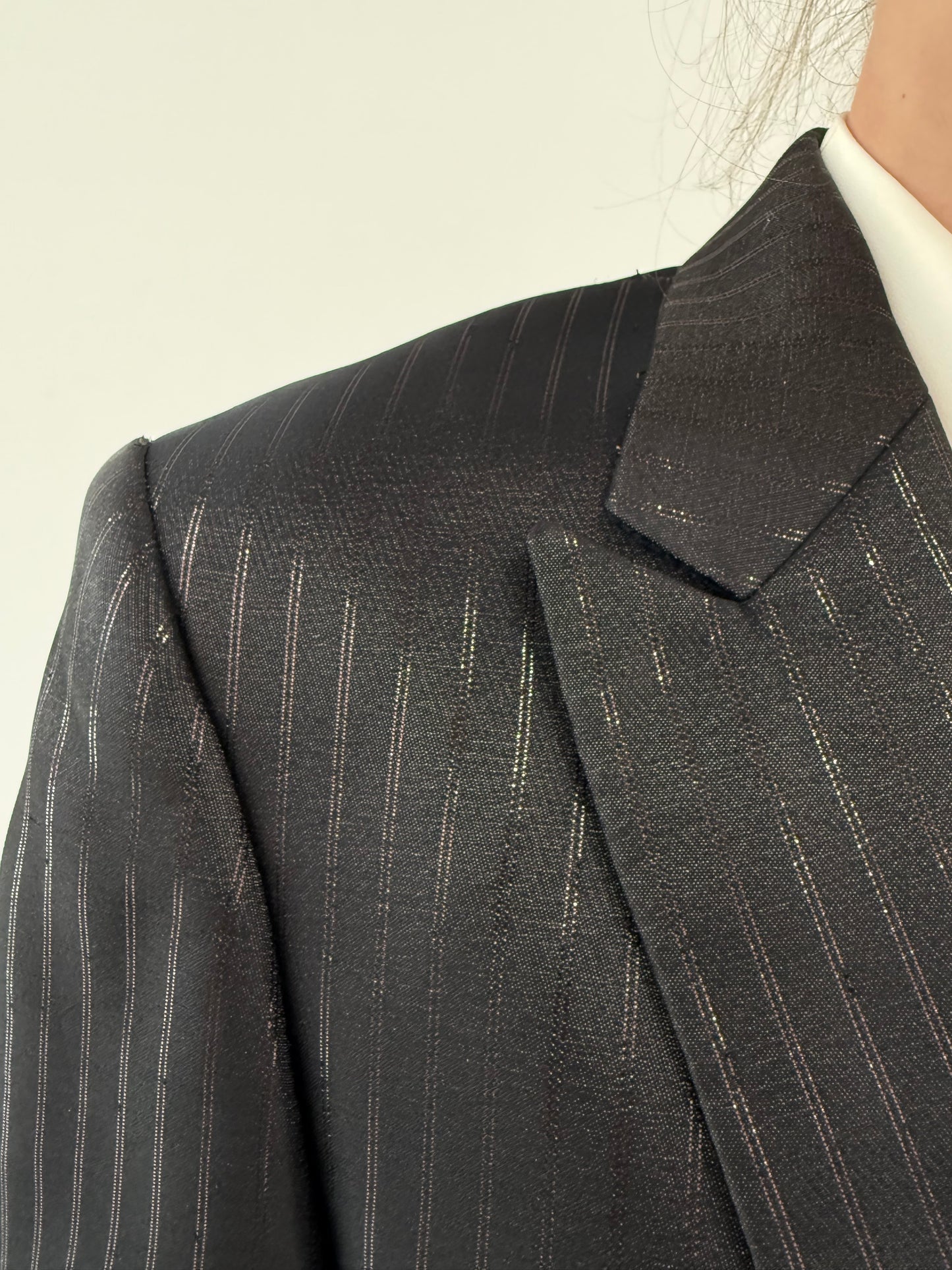 Costum de brand luxury italian prețios  perlat cu dungi fine verticale cool brown